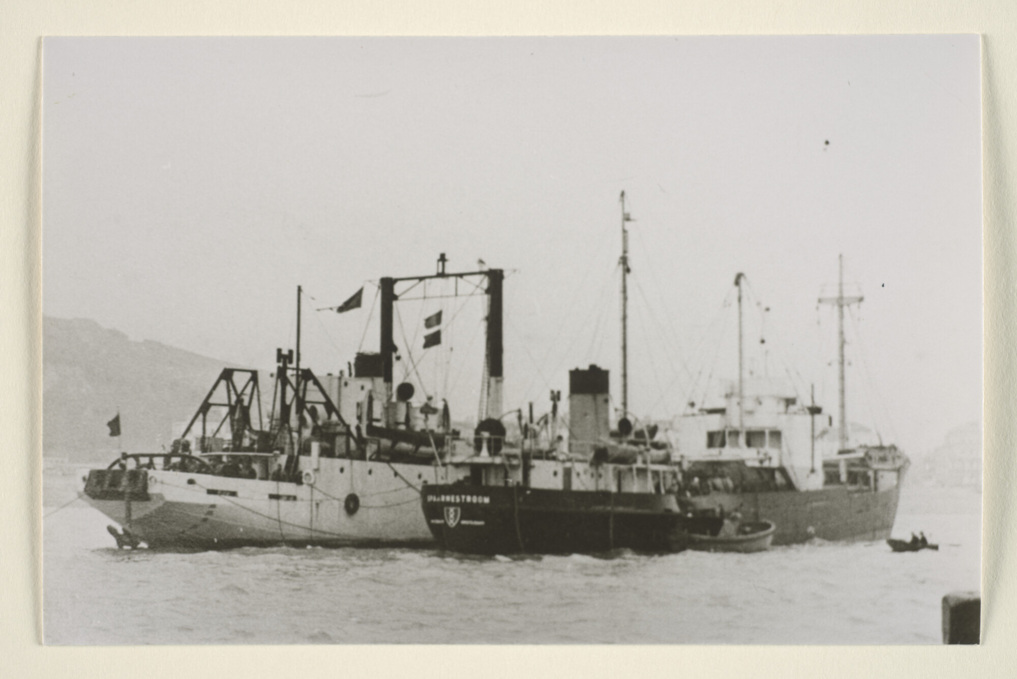 1995.6338; Reproductiefoto's van het vrachtschip ms. Spaarnestroom (ex- Empire Deep en Starkenborgh) van de Hollandsche Stoomboot Maatschappij [...]; fotoreportage