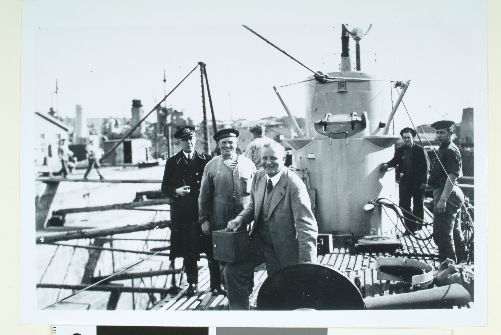 1995.1323; Fotos van het bezoek van Prof. Vening Meinesz aan boord van de onderzeeboot [...]; fotoreportage