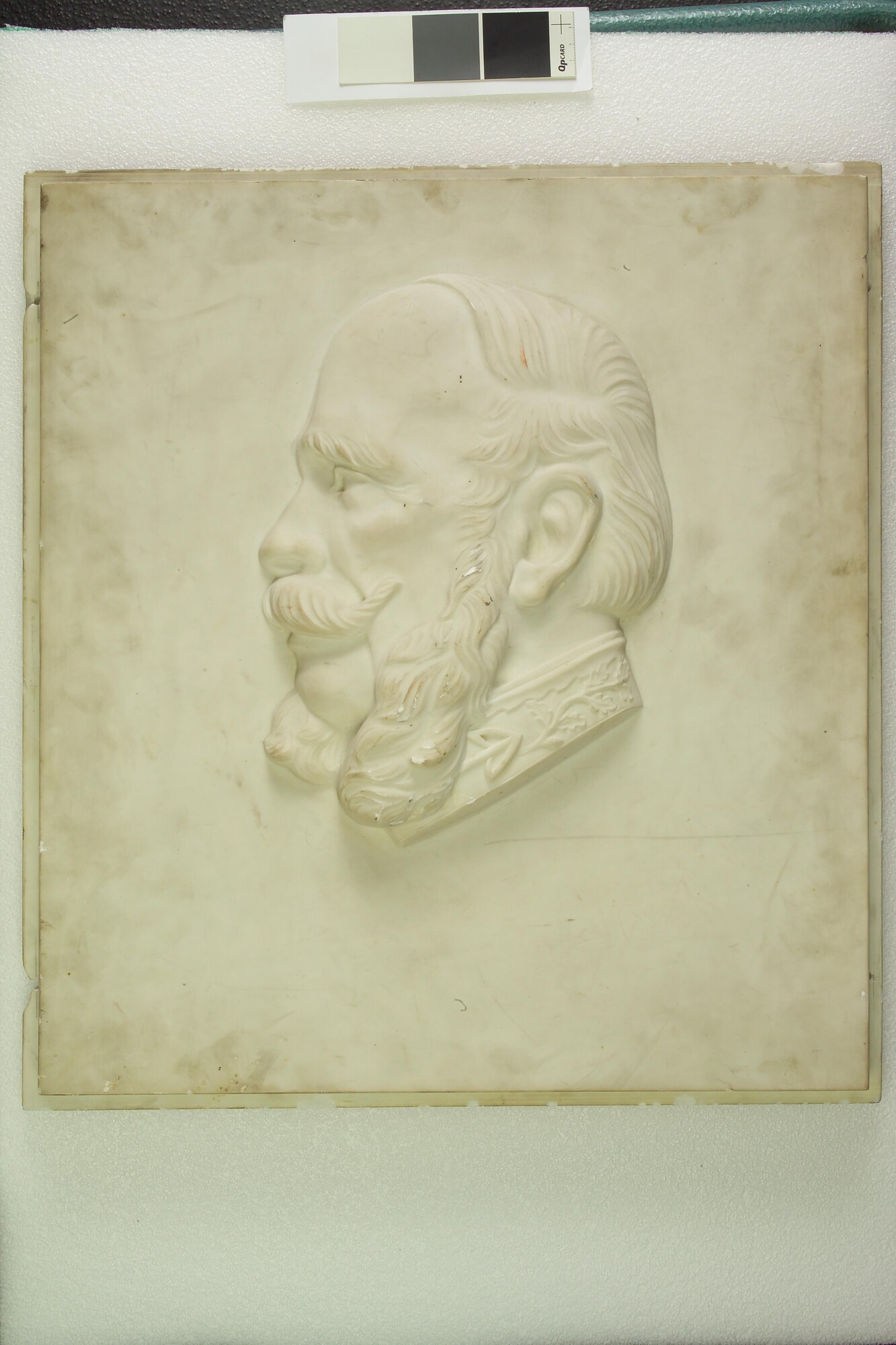 2006.0001; Reliëf met portret van prins Hendrik van Oranje-Nassau, afkomstig van de Oranje; scheepssier