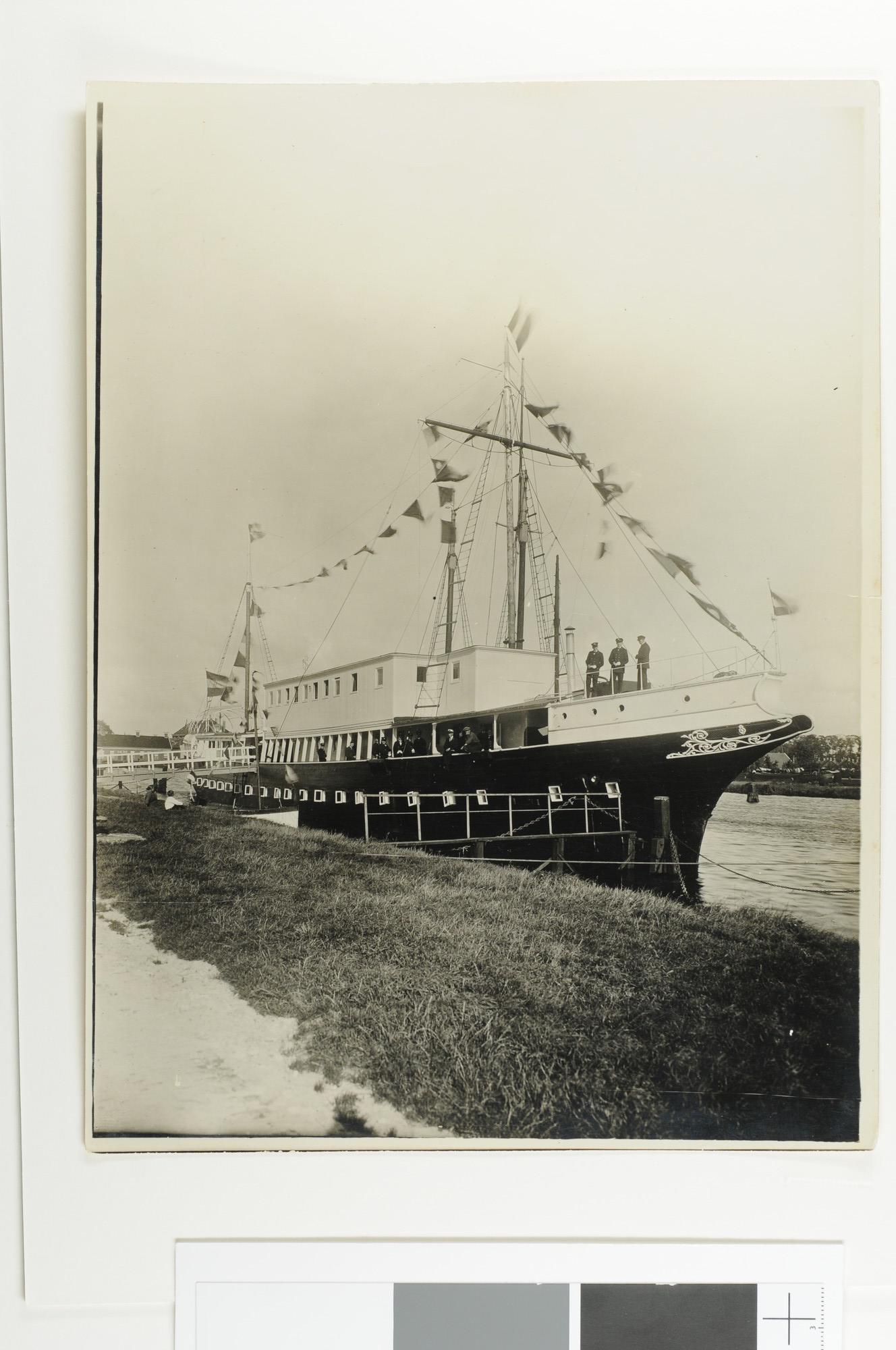 A.5675(30); Officiële opening van de Noorderkweekschool 'Abel Tasman' in Delfzijl (1924); foto