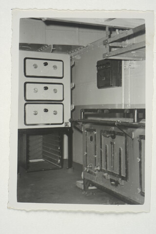 S.5219(12)0711; Foto's van het interieur van het passagiersschip (vluchtschip) Willem I (ex- LCT 443) met als vast ligplaats Numansdorp; fotoreportage