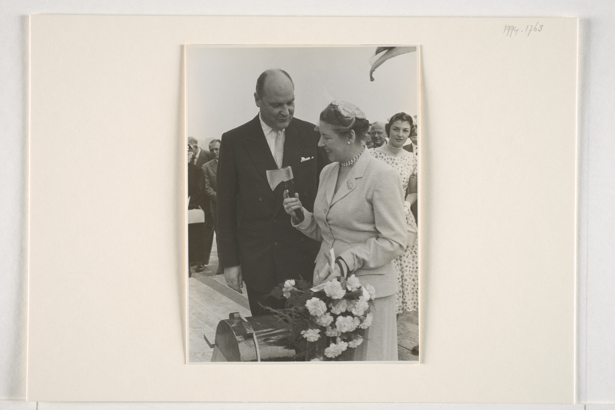 1994.1763; Fotos van de doophandelingen en receptie van de tewaterlating van het ms. Straat Madura; fotoreportage