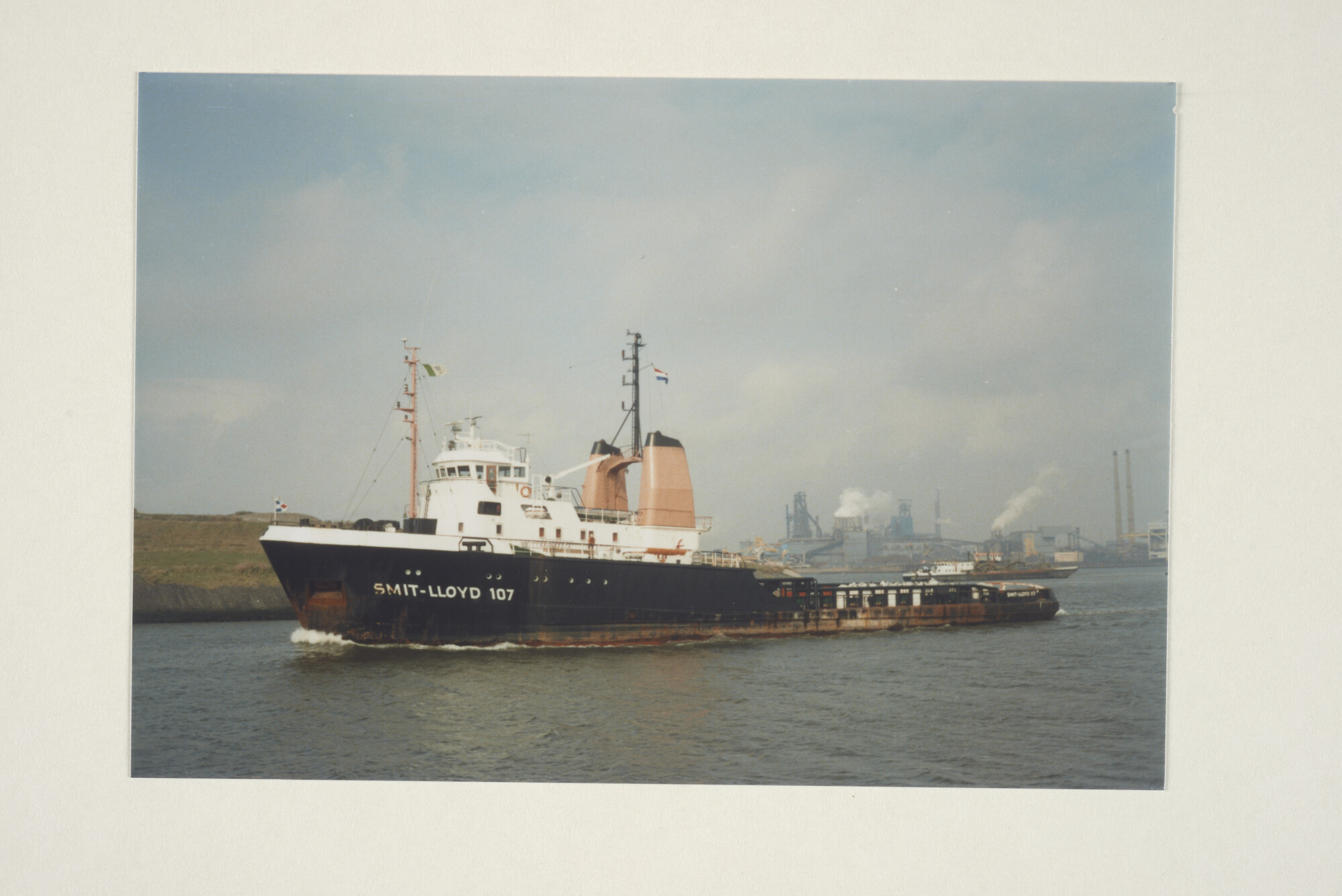 1997.4672; Kleurenfoto van het bevoorradingsschip 'Smit Lloyd 107' van Smit Lloyd BV; foto