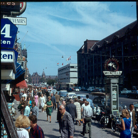 S.9100(1959); Dia van het Damrak, met wandelende mensen, Amsterdam; diapositief