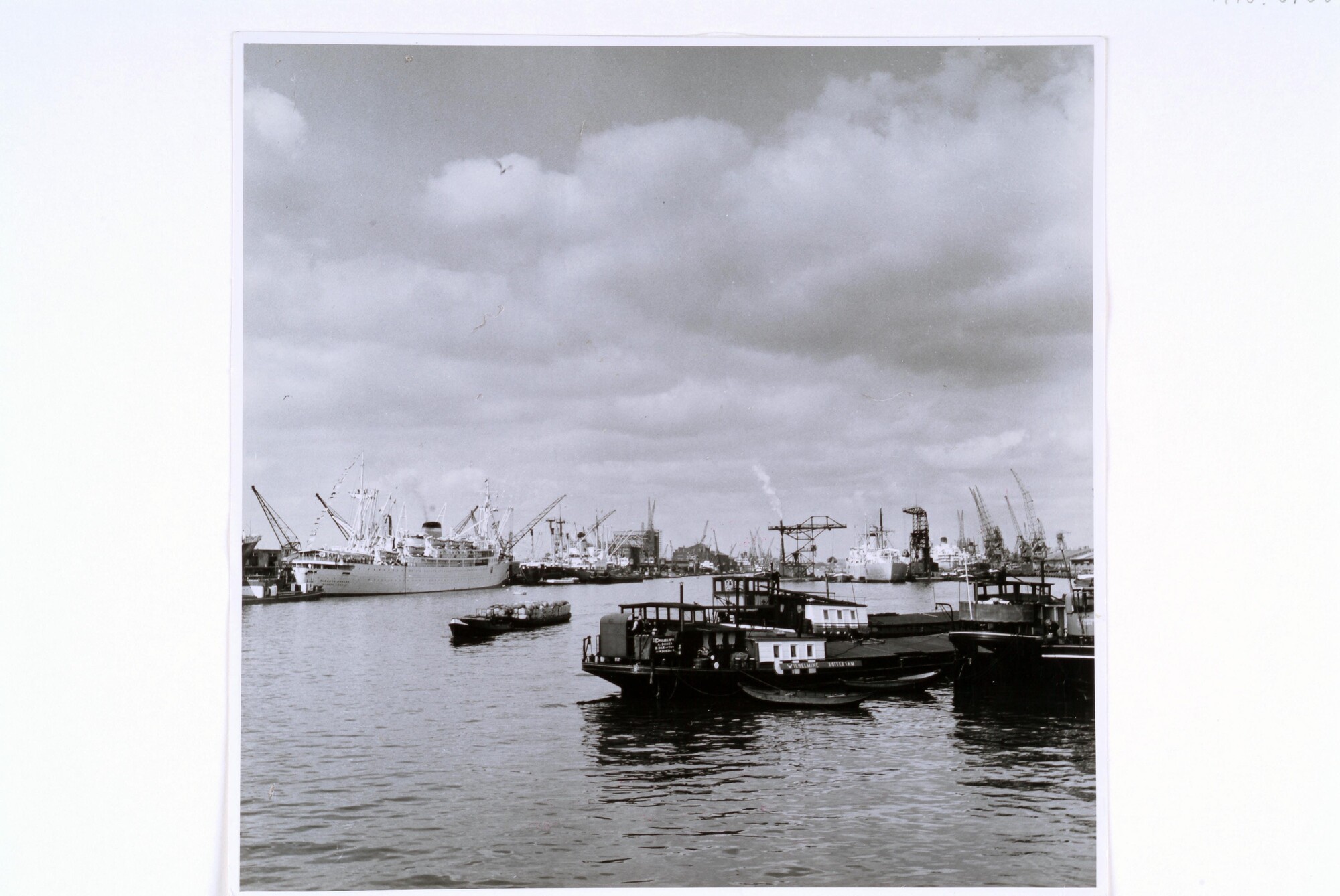 1998.0106; Gezicht op de IJ-haven in Oostelijke richting, 1955; foto