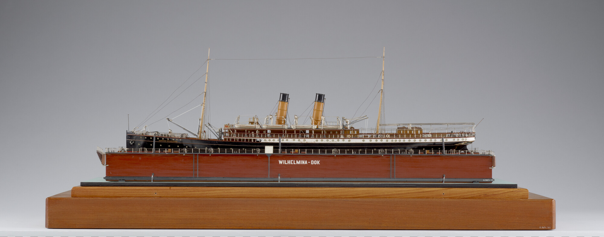 A.5674(11); Model van het Wilhelminadok van de Amsterdamsche Droogdok Maatschappij; scheepsmodel