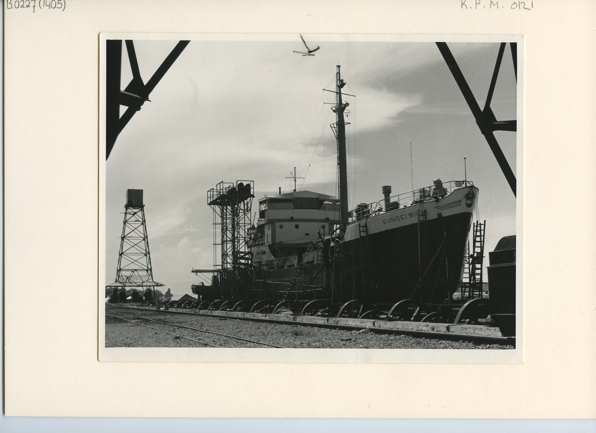B.0227(1405); Foto van ms. Sungei Bila tijdens de droogzetting te Manokwari; foto