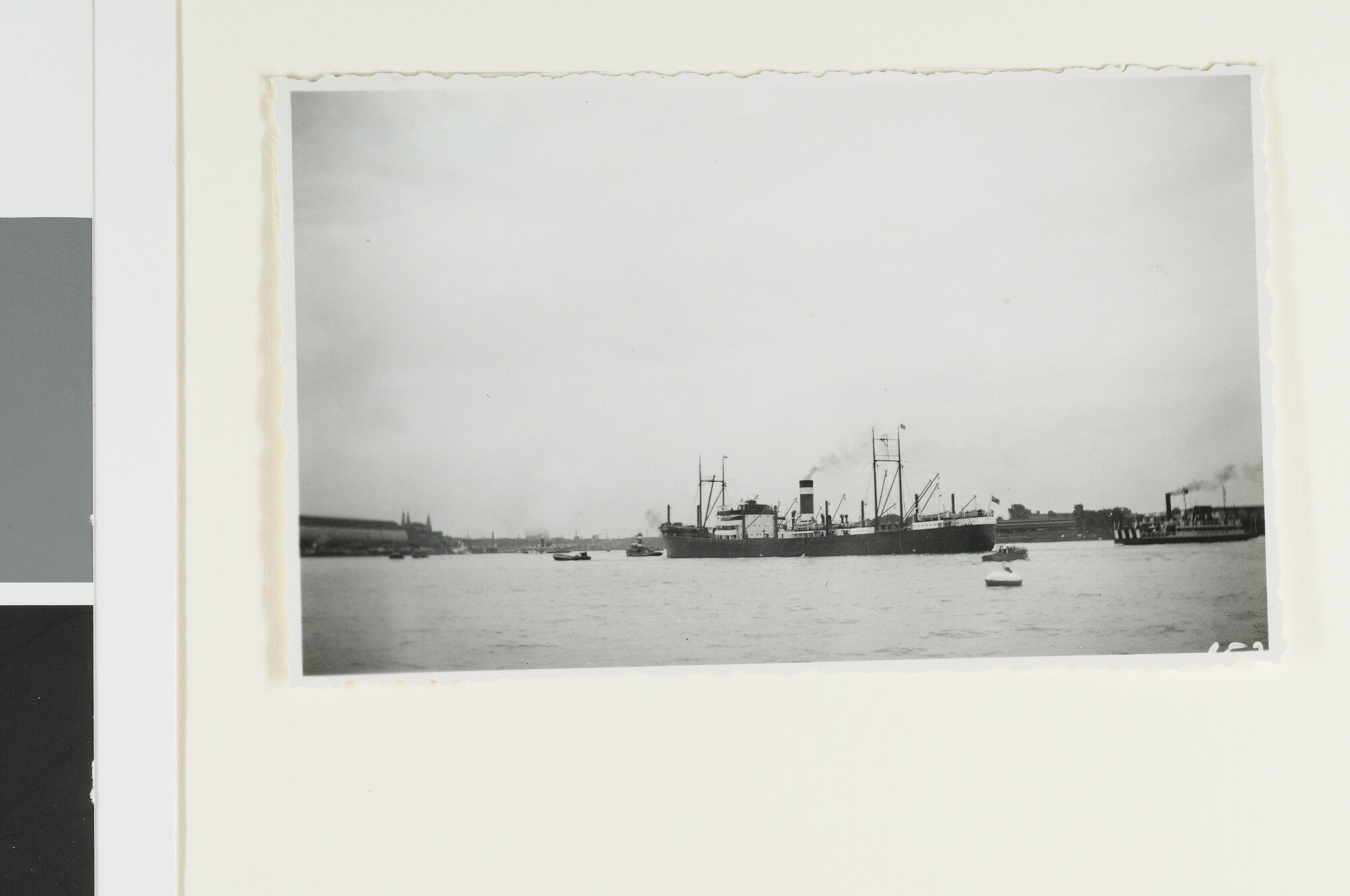 S.4380(04)546; Het vrachtschip ss. 'Breda' van de KNSM vertrekt uit de haven van Amsterdam; foto