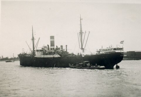 2000.5731; Het vrachtschip ss. 'Telamon' van de Koninklijke Nederlandsche Stoomvaart Maatschappij gezien bij aankomst in Rotterdam [...]; foto