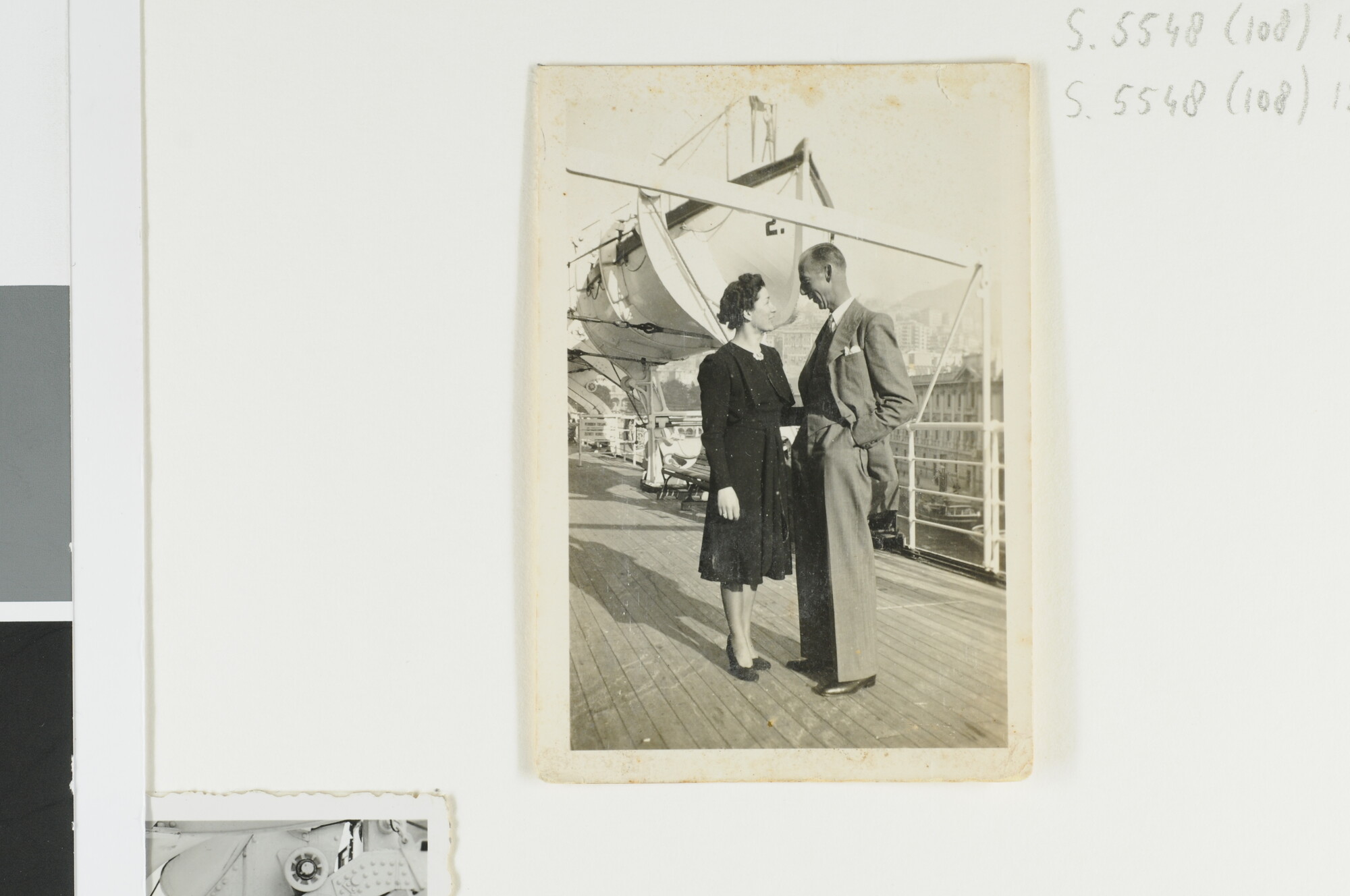 S.5548(108)13; J.D. van Schooten poseert met zijn vrouw aan dek van het mailschip ms. 'Marnix van Sint Aldegonde' van de SMN [...]; foto