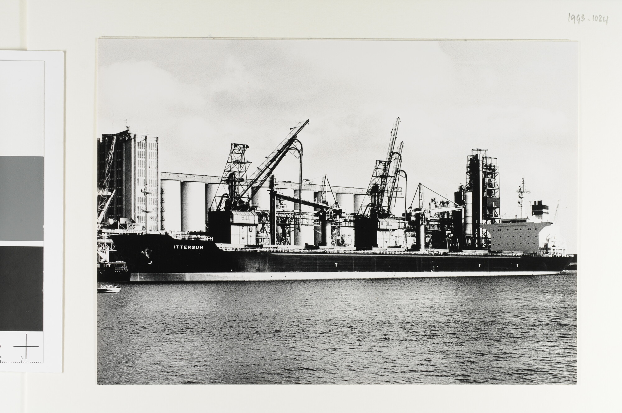 1993.1024; De bulk-carrier ms. 'Ittersum' van de NV; foto