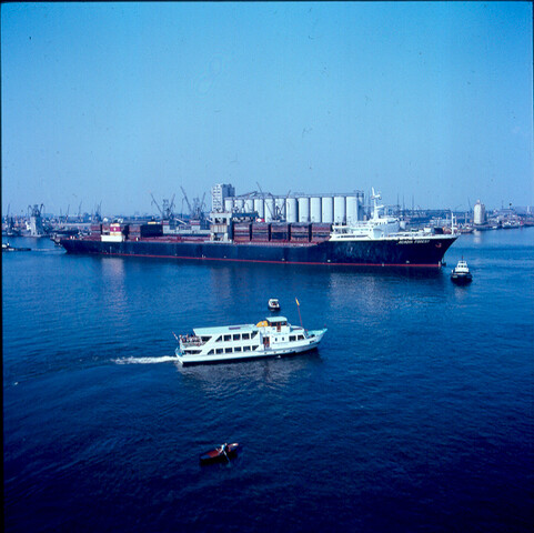 S.9100(4610); Dia van het Noorse LASH-schip ms. Arcadia Forest in de Vlothaven te [...]; diapositief