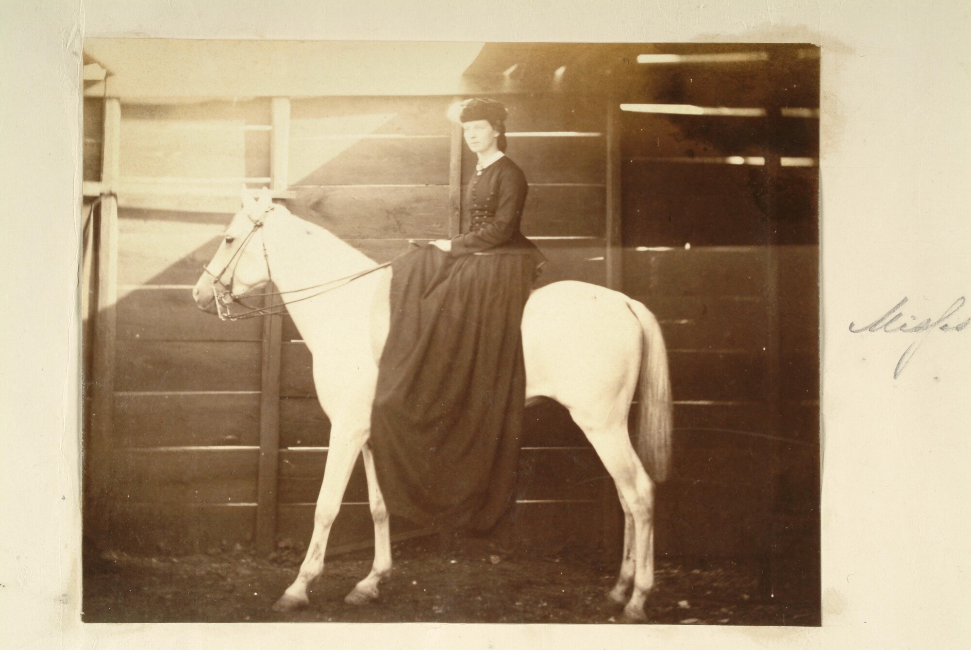 S.3628(02); Album nr. 1 uit een serie van drie van de Nederlandse consul in Japan Dirk de Graeff van Polsbroek; fotoalbum
