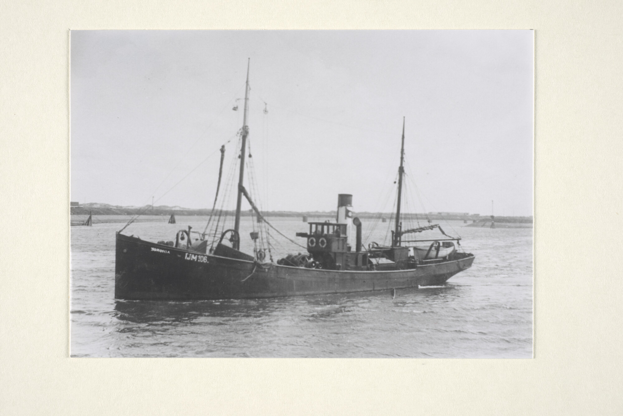 1997.1646; De stoomtrawler 'Boronia' ('IJM 106') van de NV Algemene Viserij Maatschappij te IJmuiden, gebouwd in 1892 bij J.P. Rennoldson & Sons te South Shields; foto