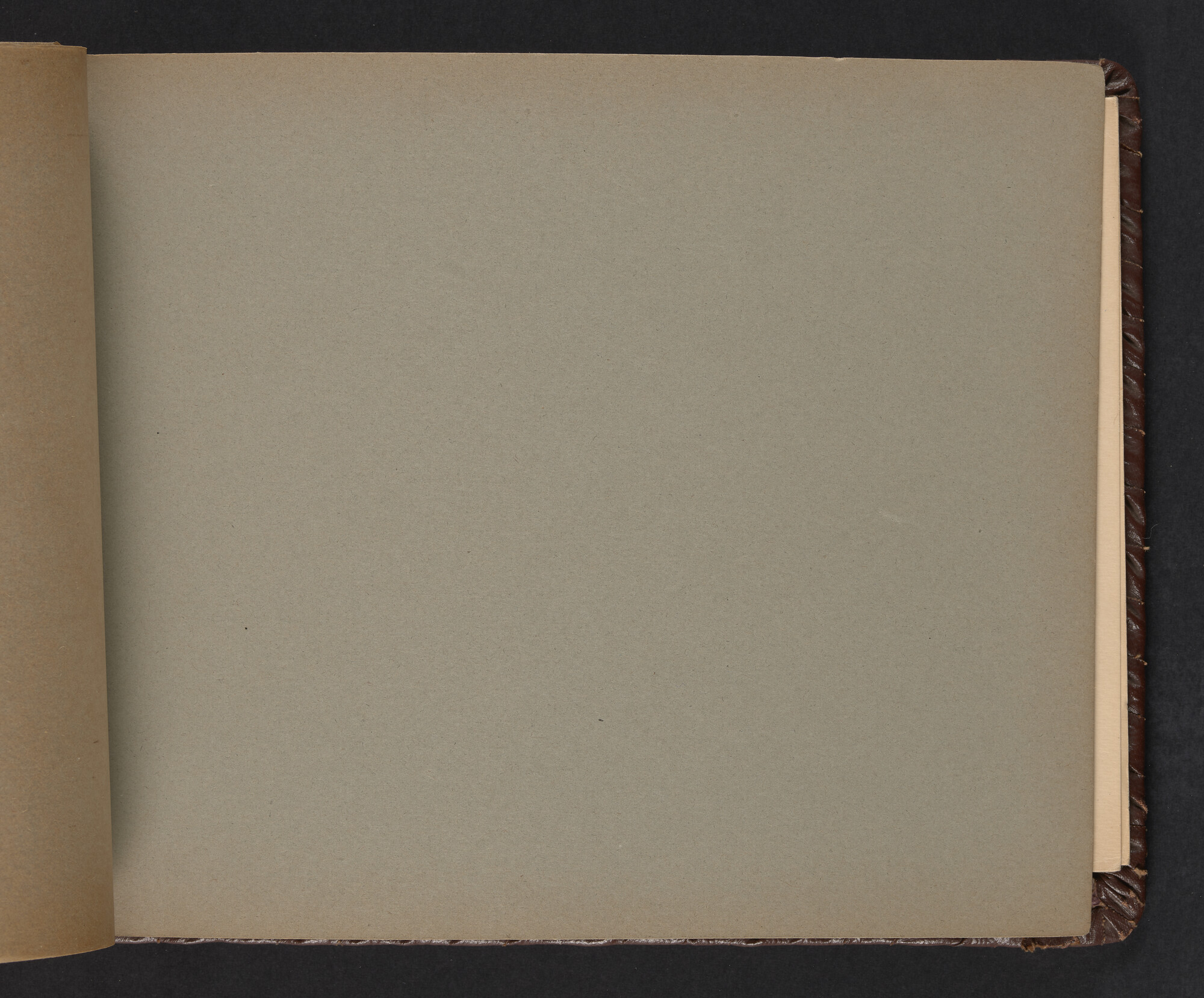 2019.0671; Fotoalbum van het echtpaar Jan van der Meer Mohr en Johanna van der Meer Mohr-van Ruler van hun reis op ms. Oranje van Tandjong Priok naar Amsterdam tussen 18 december 1953 en 7 januari 1954; fotoalbum