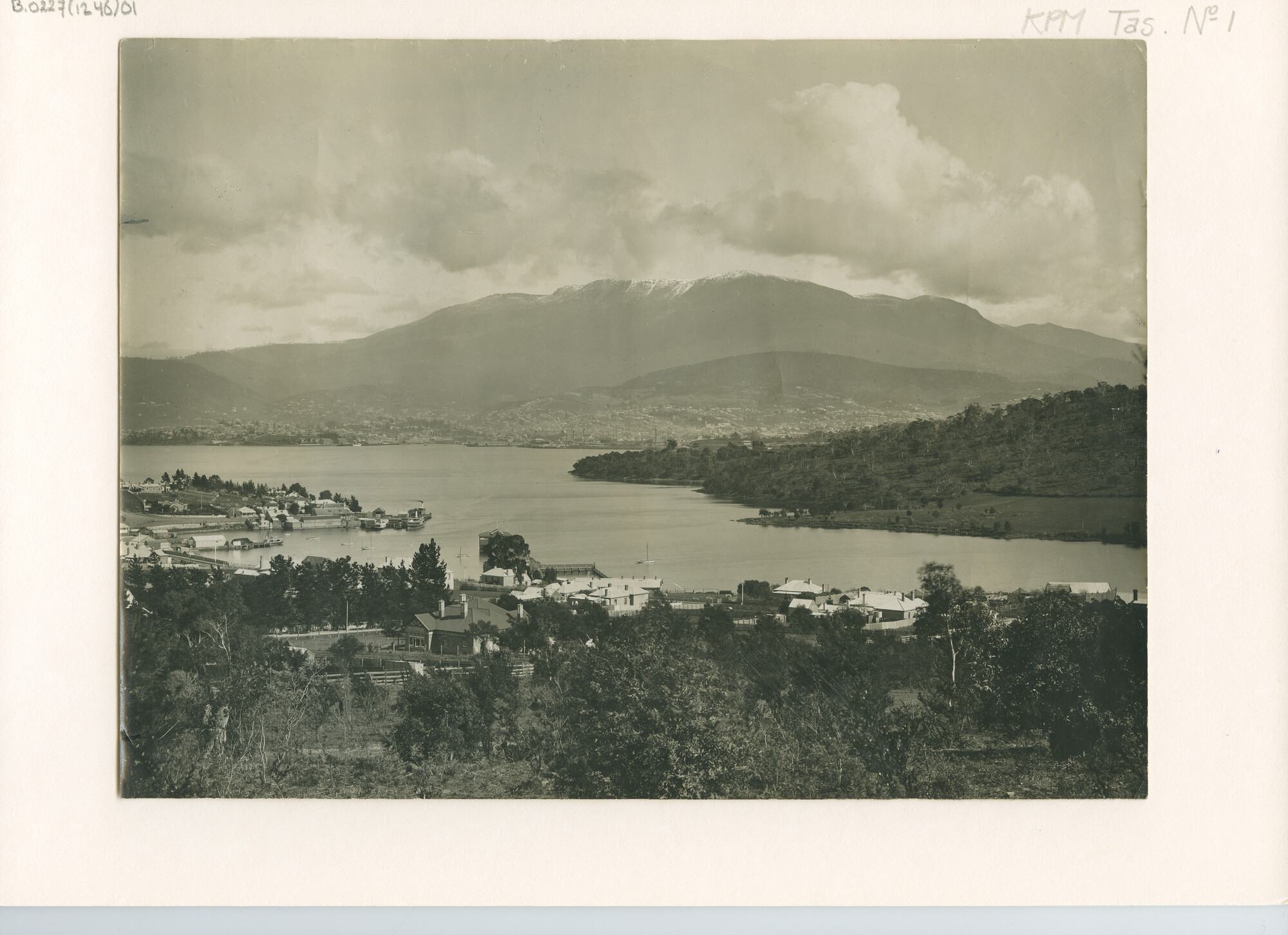 B.0227(1246)01; Landschapsfoto: panorama van Hobart, gezien vanaf Bellerive (Tasmanië); foto