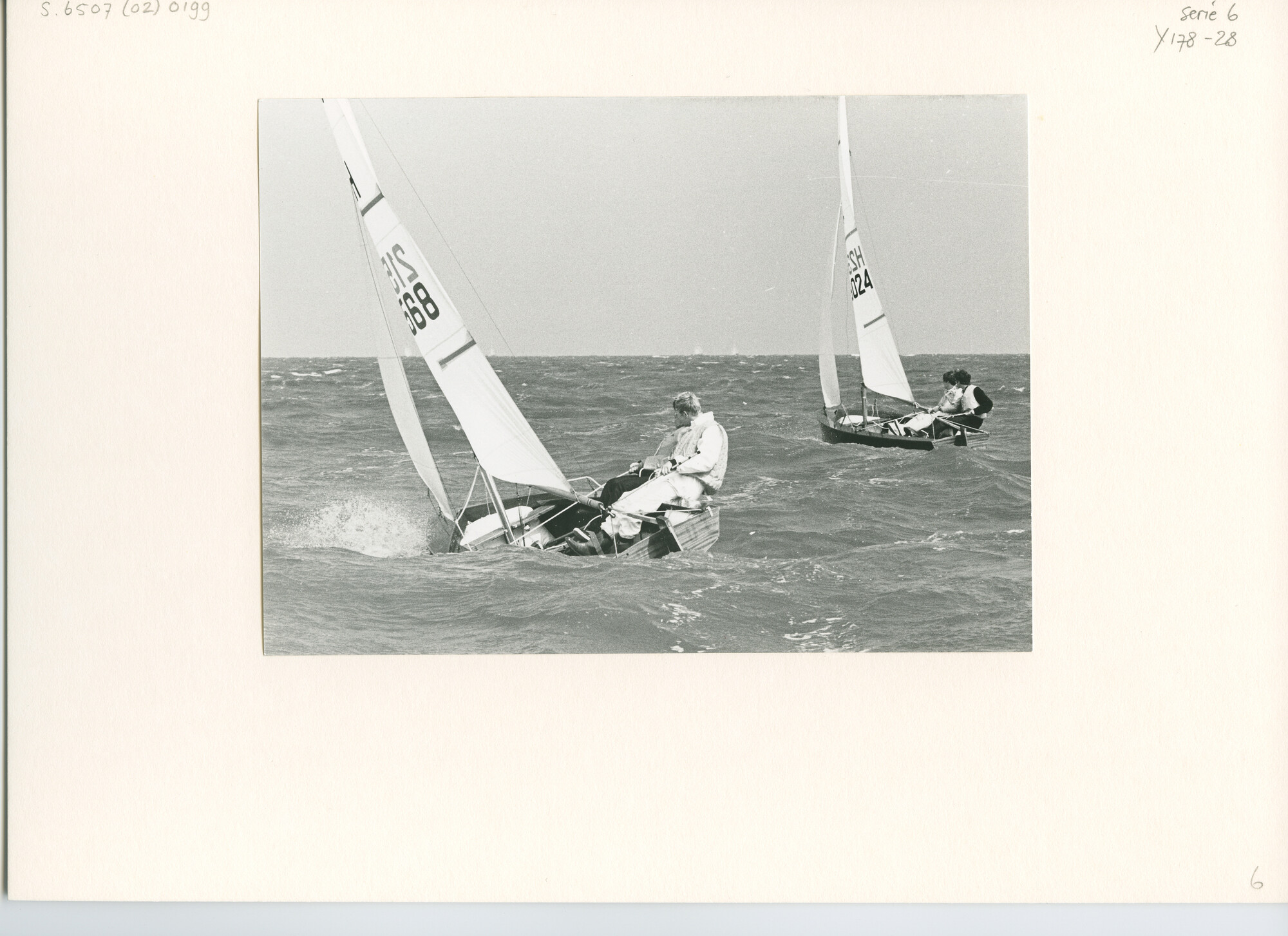 S.6507(02)0199.05; Zwart-wit foto van Vaurien-wedstrijden met een flinke bries voor Medemblik; foto