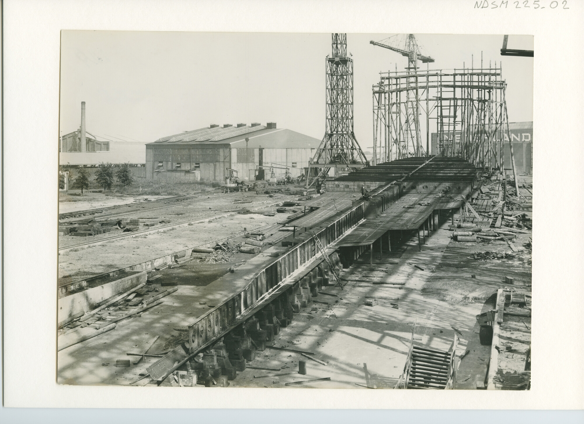 S.5444(1029)02; Foto van het vrachtschip ms. Tarn in aanbouw bij de NSM; foto