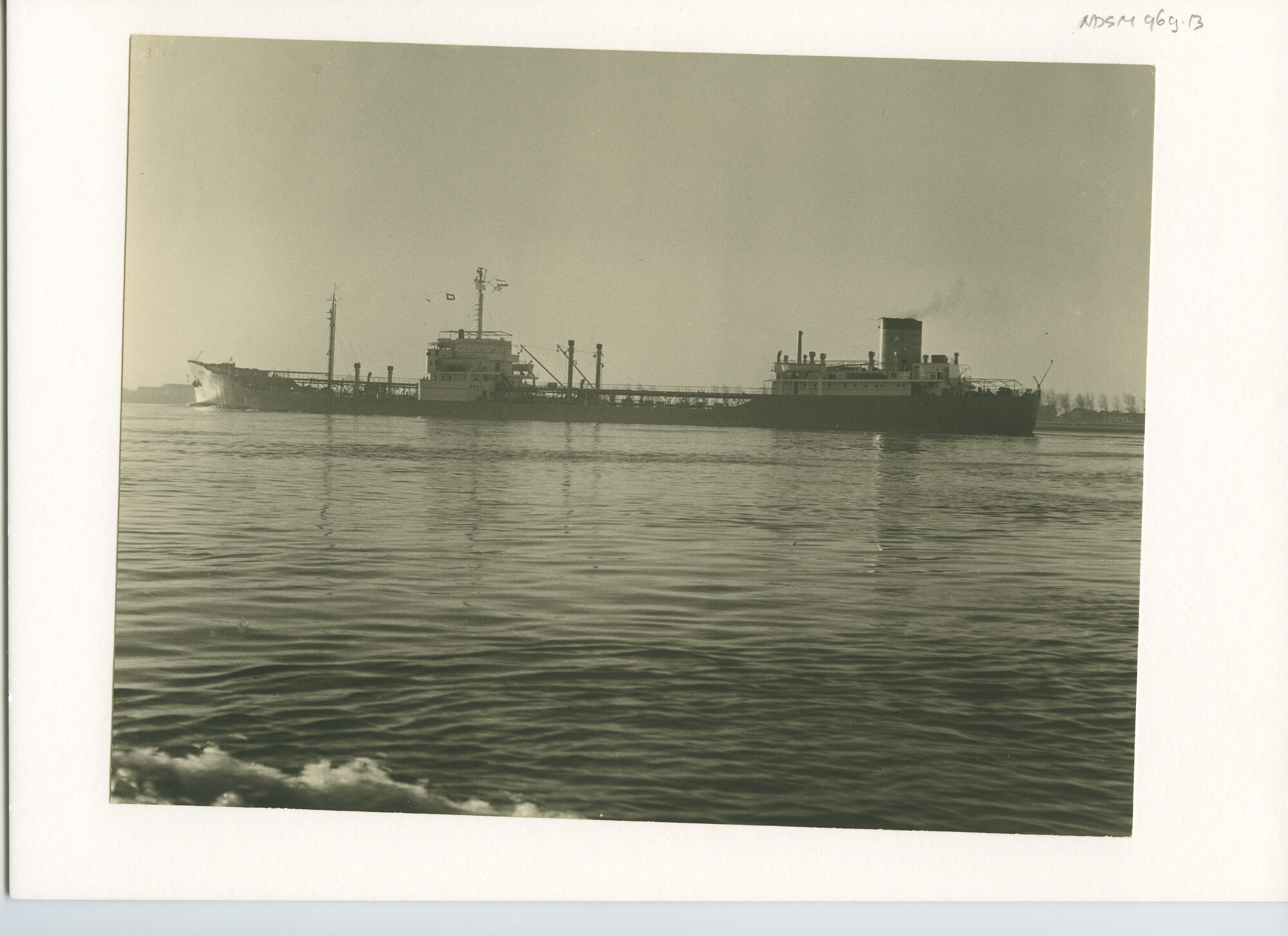 S.5444(2640)4; Foto van de tanker ms. Keizerswaard van de Vereenige Nederlandse Tankvaartrederij; foto