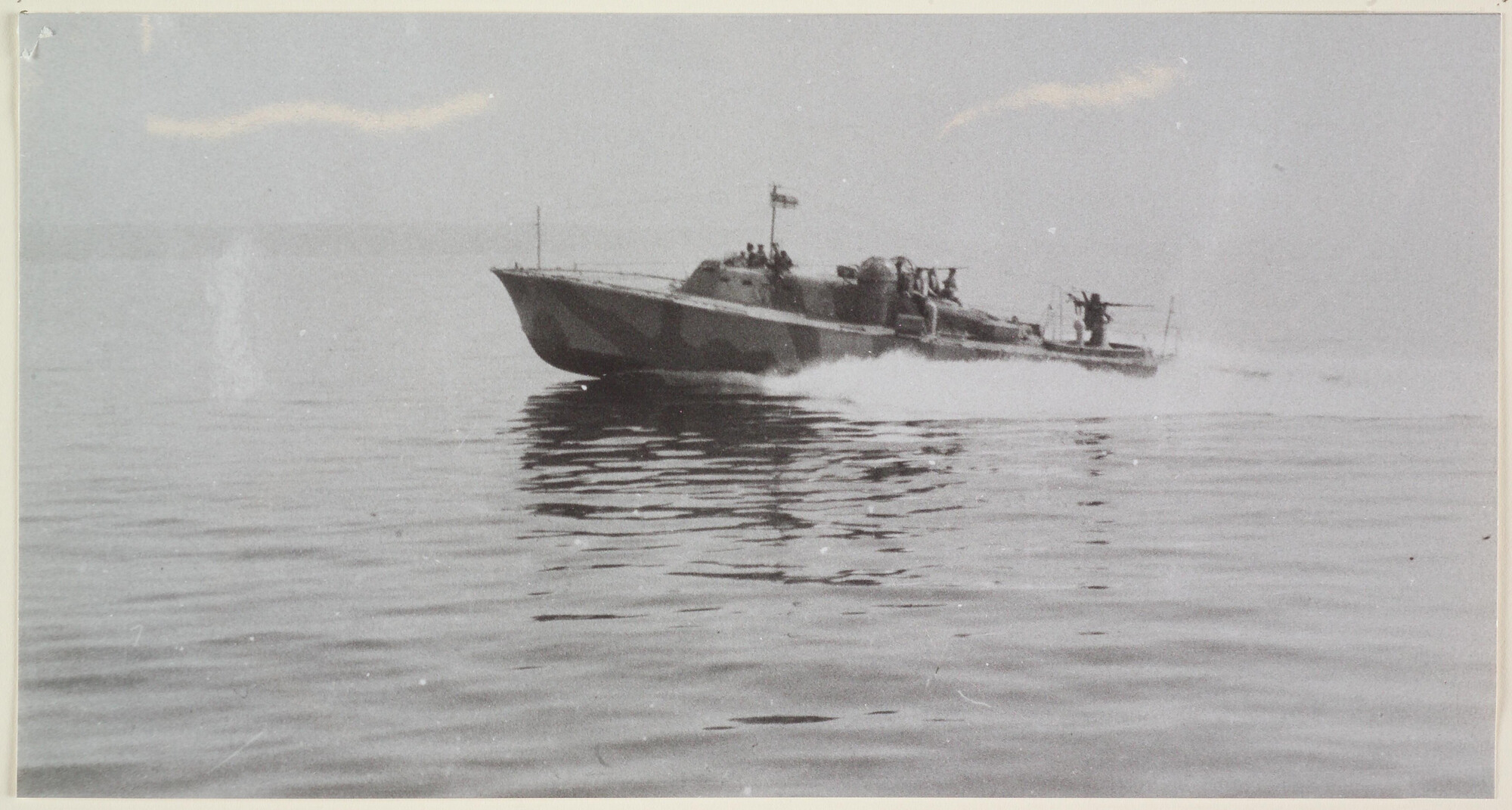 1994.7275; De motortorpedoboot TM 51 van de Royal Navy (geschilderd in camouflagekleuren [...]; foto