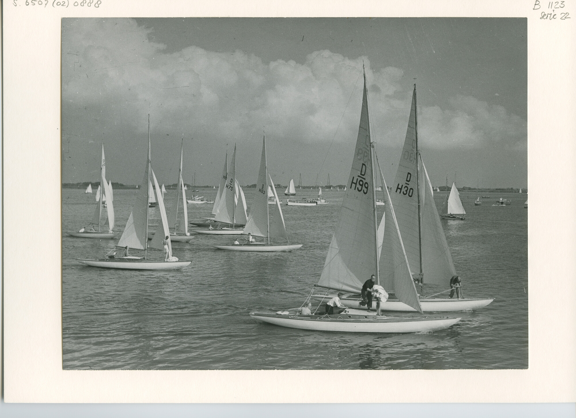 S.6507(02)0888.02; Zwart-wit foto van de Drakenklasse op Braassemermeer en Alkmaardermeer; foto