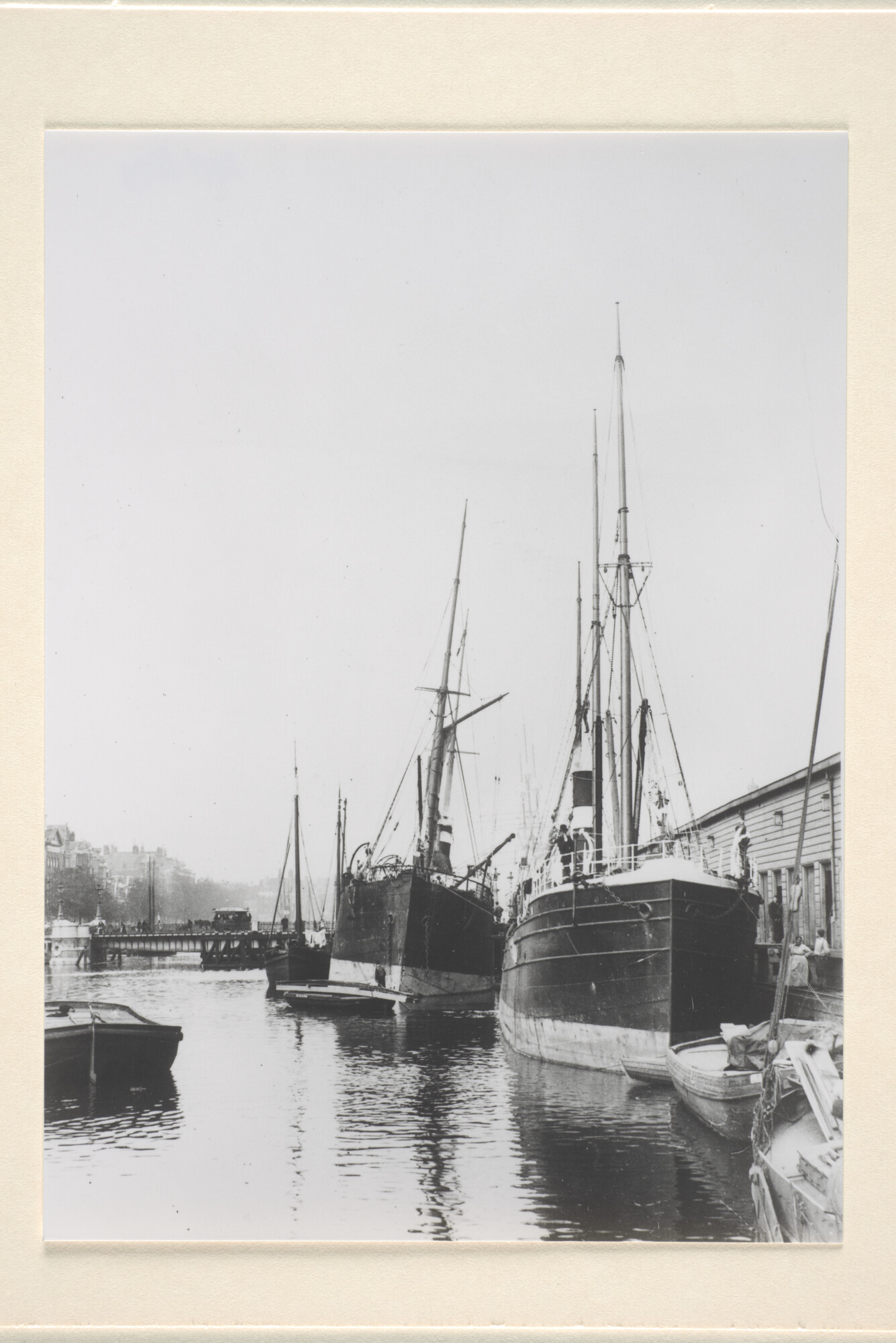 1995.6679; De vrachtschepen ss. 'Etna' en 'Jason' van de KNSM liggen afgemeerd in de Nieuwe Vaart te Amsterdam; foto