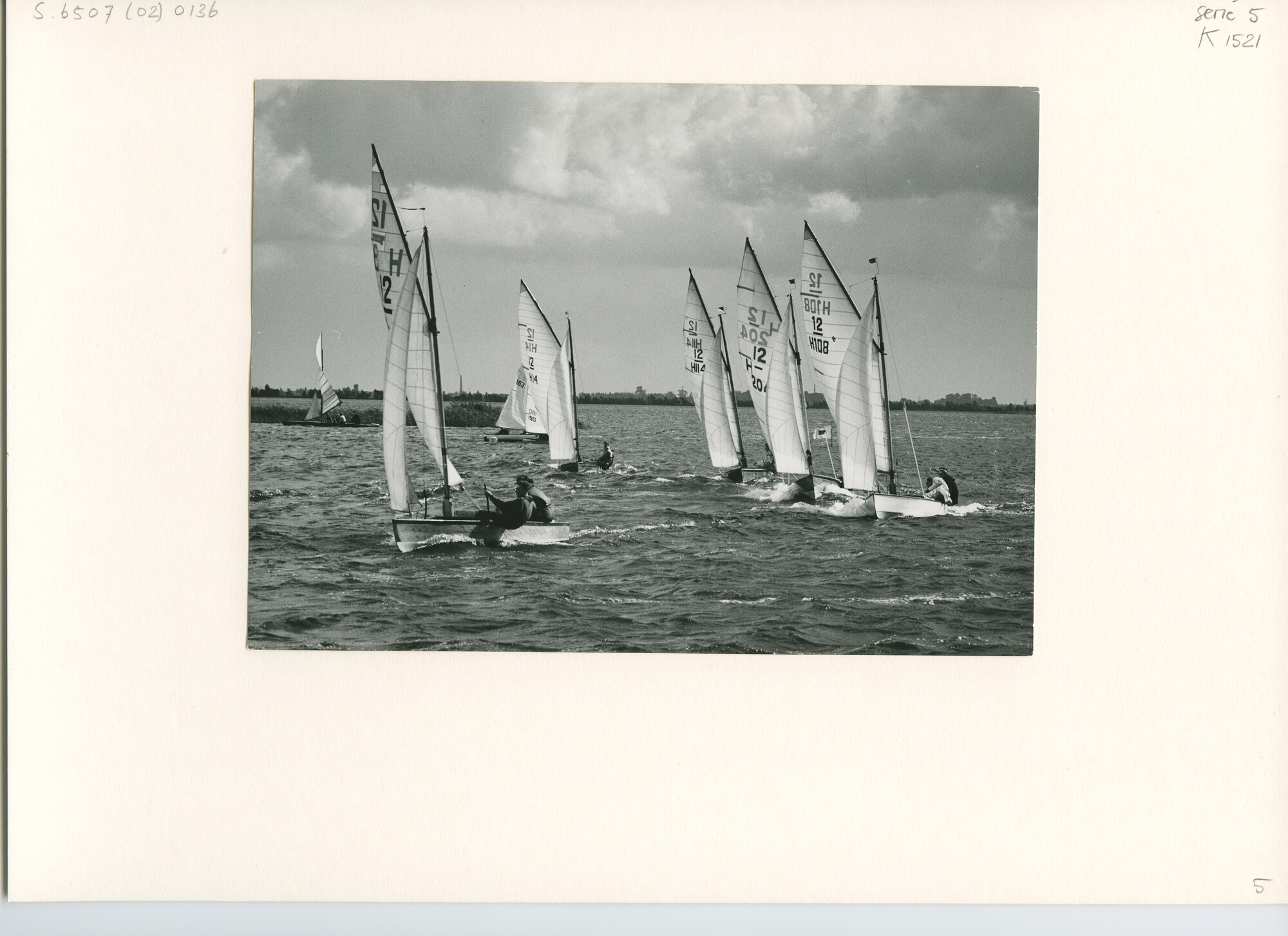 S.6507(02)0136.02; Zwart-wit foto van de 12m² klasse tijdens de Nieuw Loosdrechtweek 1957; foto