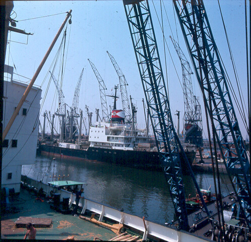 S.9100(8831); Dia met kijkje vanaf 'Pratita' op Hapag Lloyd-schip 'Hamburg'; diapositief