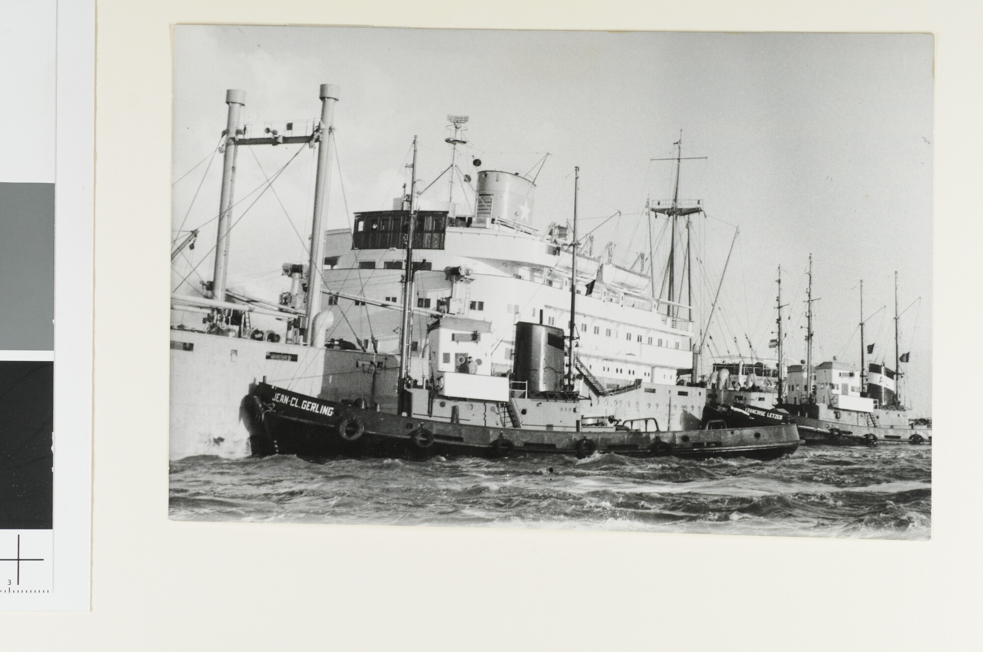 S.6408(0972); Franse sleepboten doen een poging om het gestrande vrachtschip ms. 'Alhena' van Van Nievelt Goudriaan & Co; foto