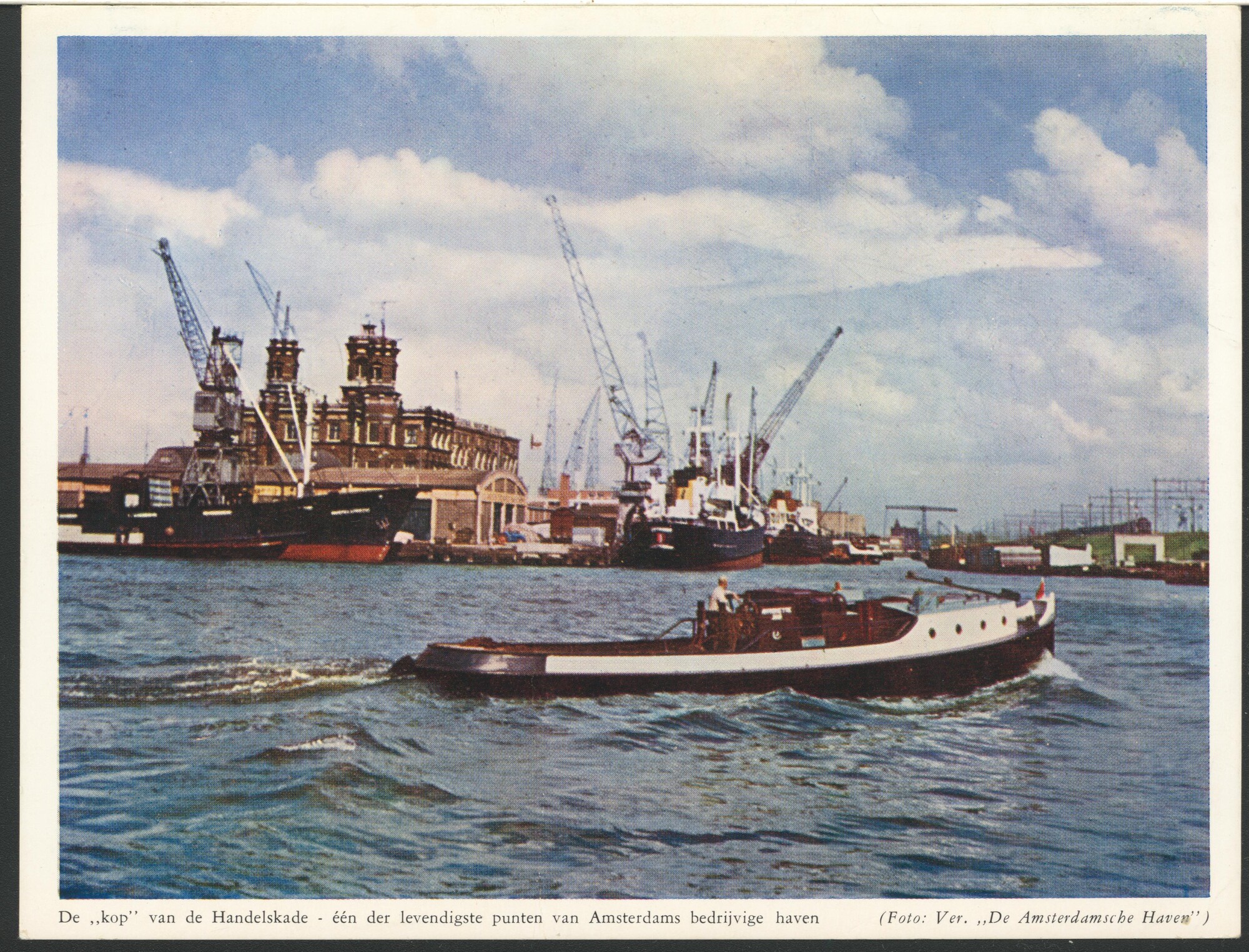 S.6408(0188); Een motorboot voor de kop van de Handelskade in de haven van Amsterdam; reclamekaart