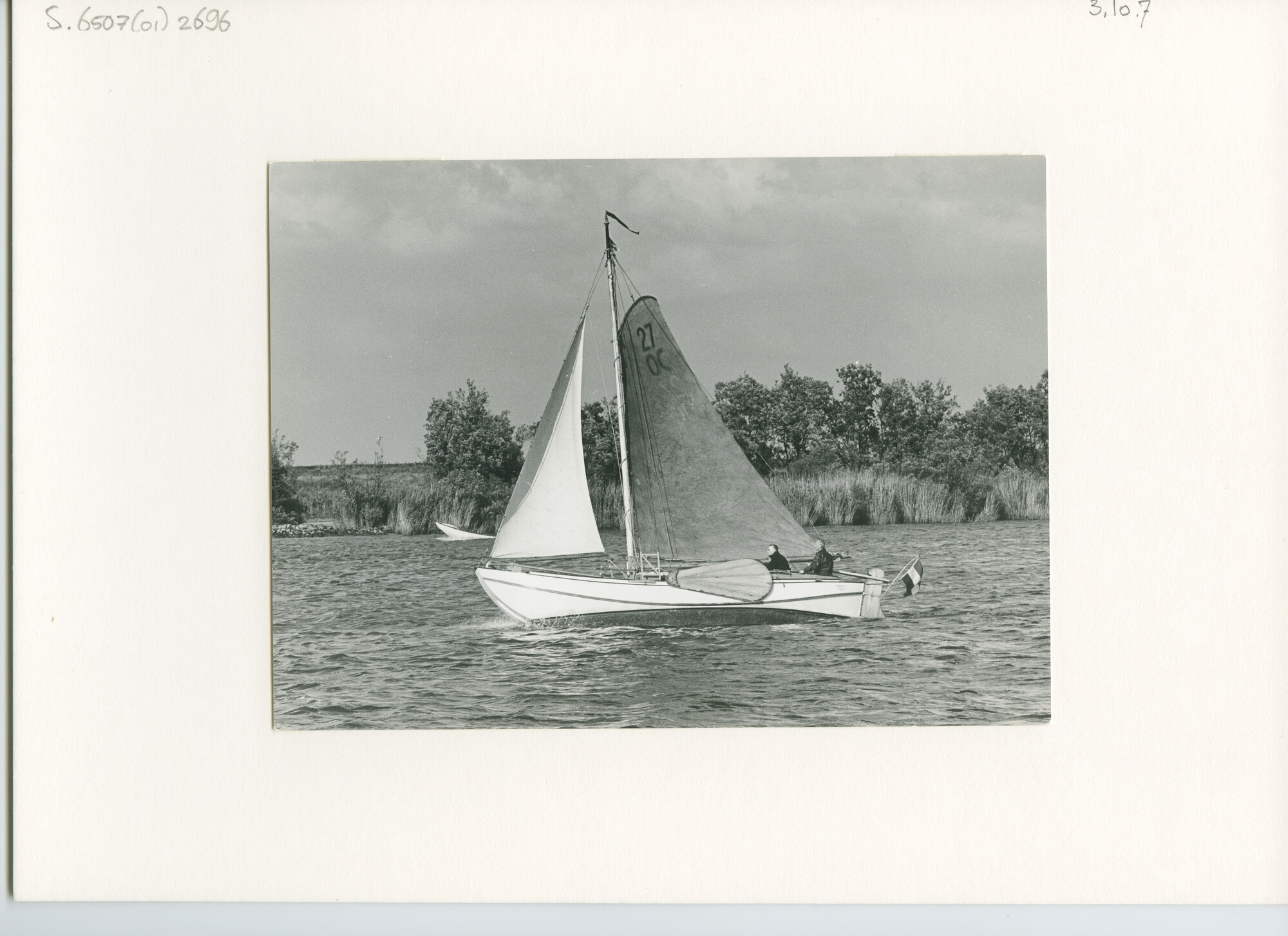 S.6507(01)2696; De zalmschouw zeilnummer 27 OC aan de wind langs een dijk; foto