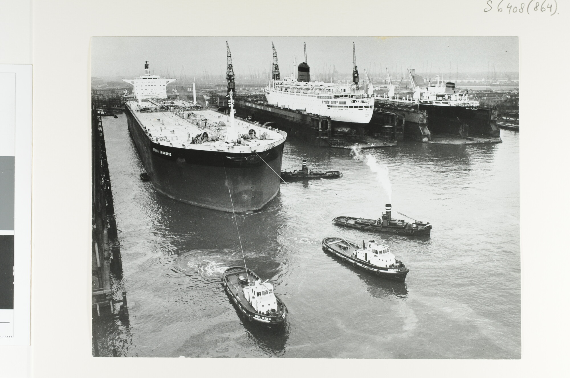 S.6408(0864); De Britse olietanker 'Evgenia Chaudris' wordt afgemeerd bij de Rotterdamsche Droogdok Maatschappij; foto