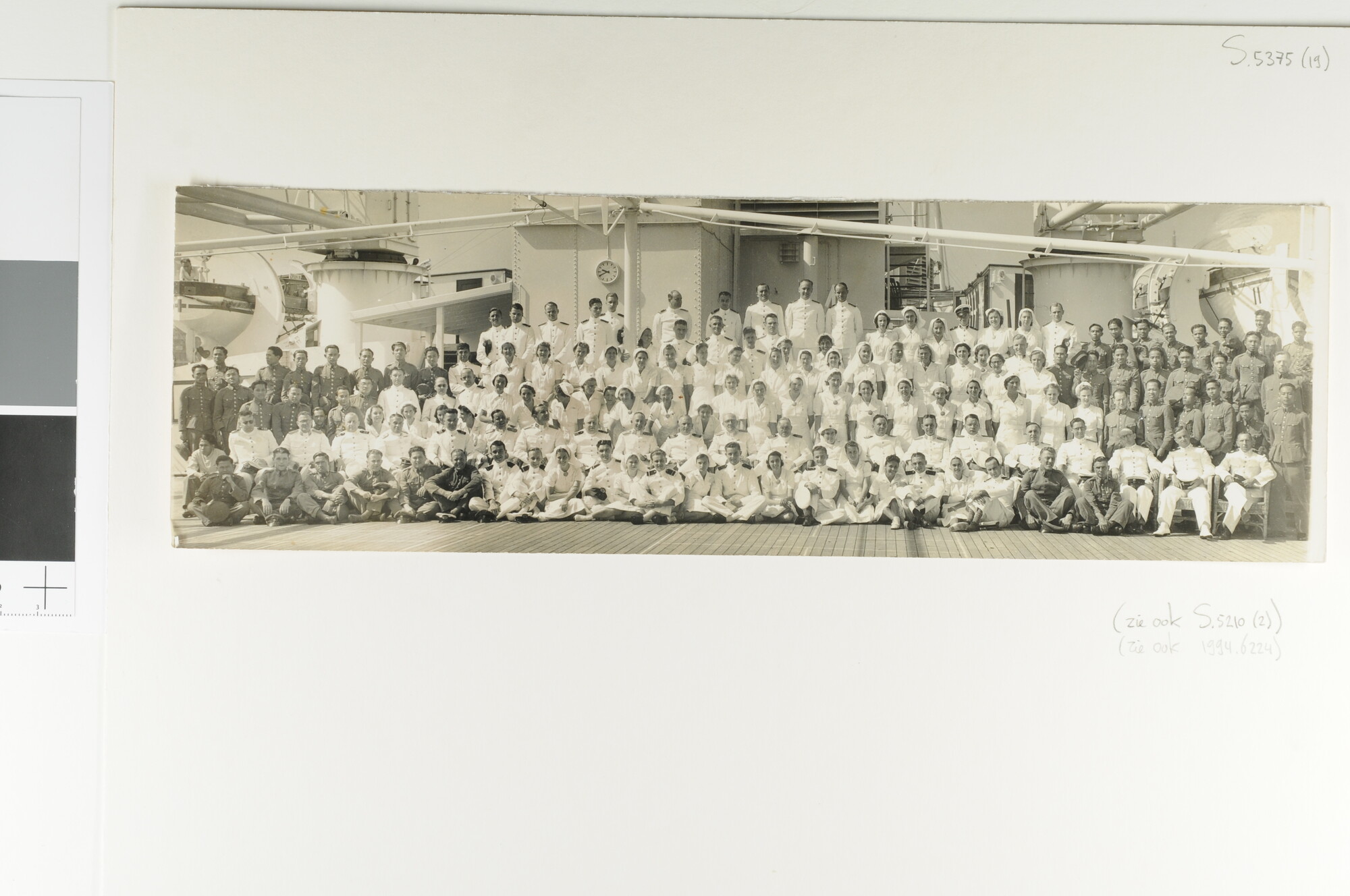 S.5375(19); Groepsportret van bemanning en medisch personeel van het hospitaalschip Oranje in de haven van Sydney; foto