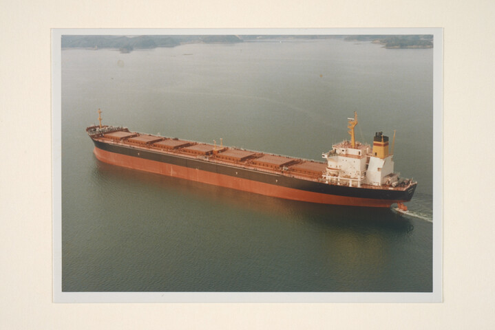 S.7032(046); Kleurenfoto van de bulk-carrier ms. Hilversum van de NV Stoomvaart [...]; foto