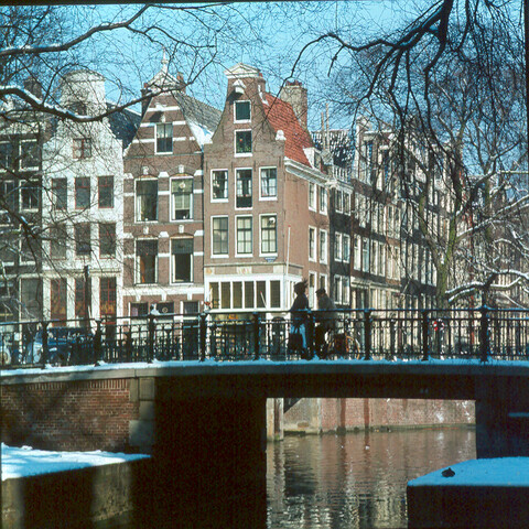 S.9100(7806); Stadsgezicht in Amsterdam, dia van de hoek Leidsegracht, voorgrond vaste brug; diapositief