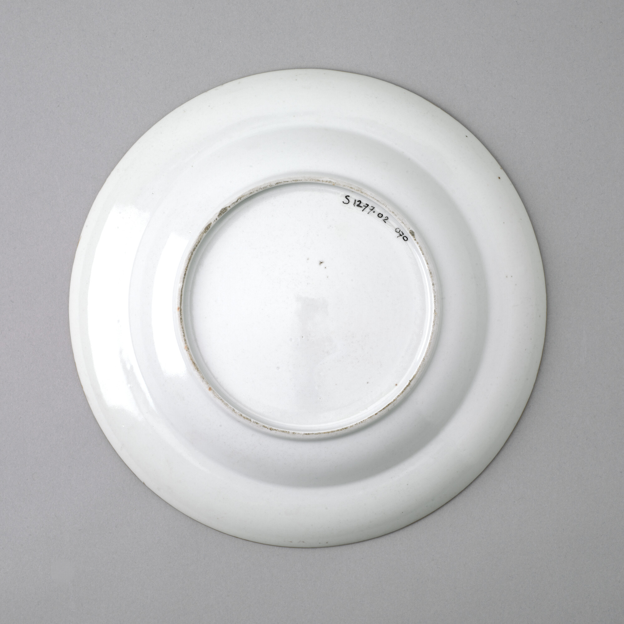 S.1277(02)70; Diep bord gedecoreerd met polychroom wapenschild; diep bord