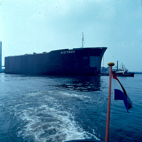 S.9100(4663); Dia van de tewaterlating van het voorschip van de mammoettanker Marticia [...]; diapositief