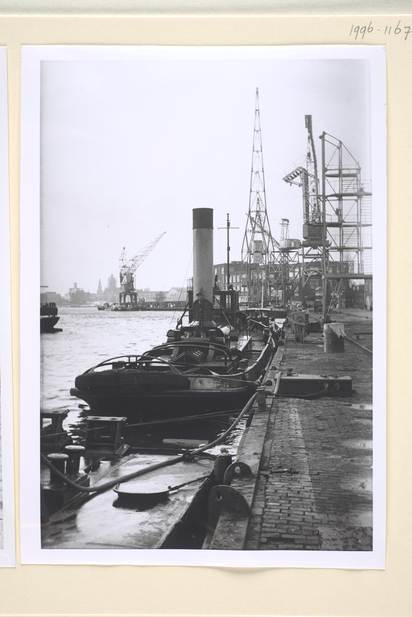 1996.1167; Foto's van de (voormalige) havensleepboot ss. 'Droogdok 10' van de ADM afgemeerd aan de kade van de werf; fotoreportage