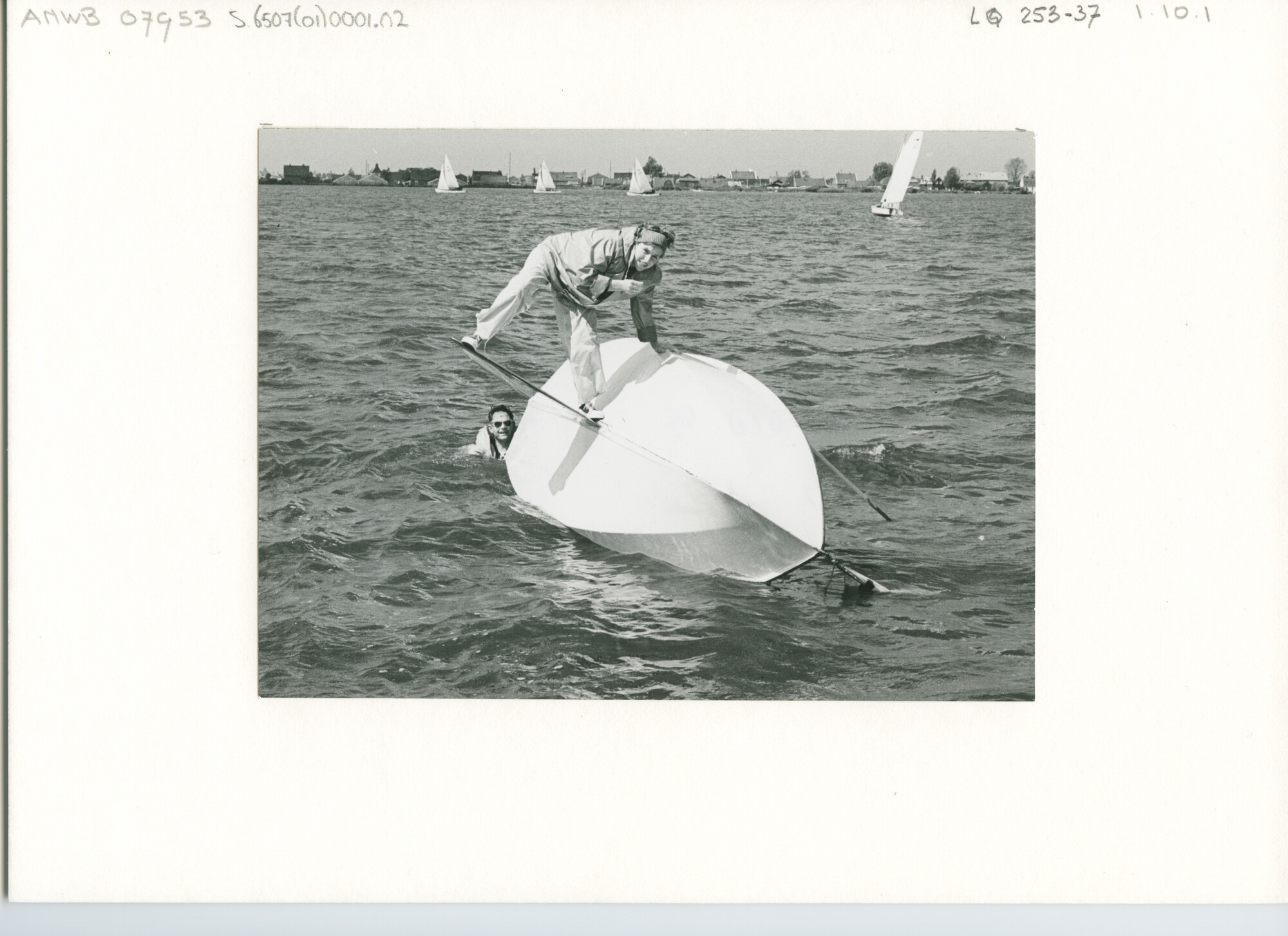 S.6507(01)0001.02; Foto van de Hornetklasse voor de wind zeilende op het Braassemermeer: De nummers 2 (Starline [...]; foto