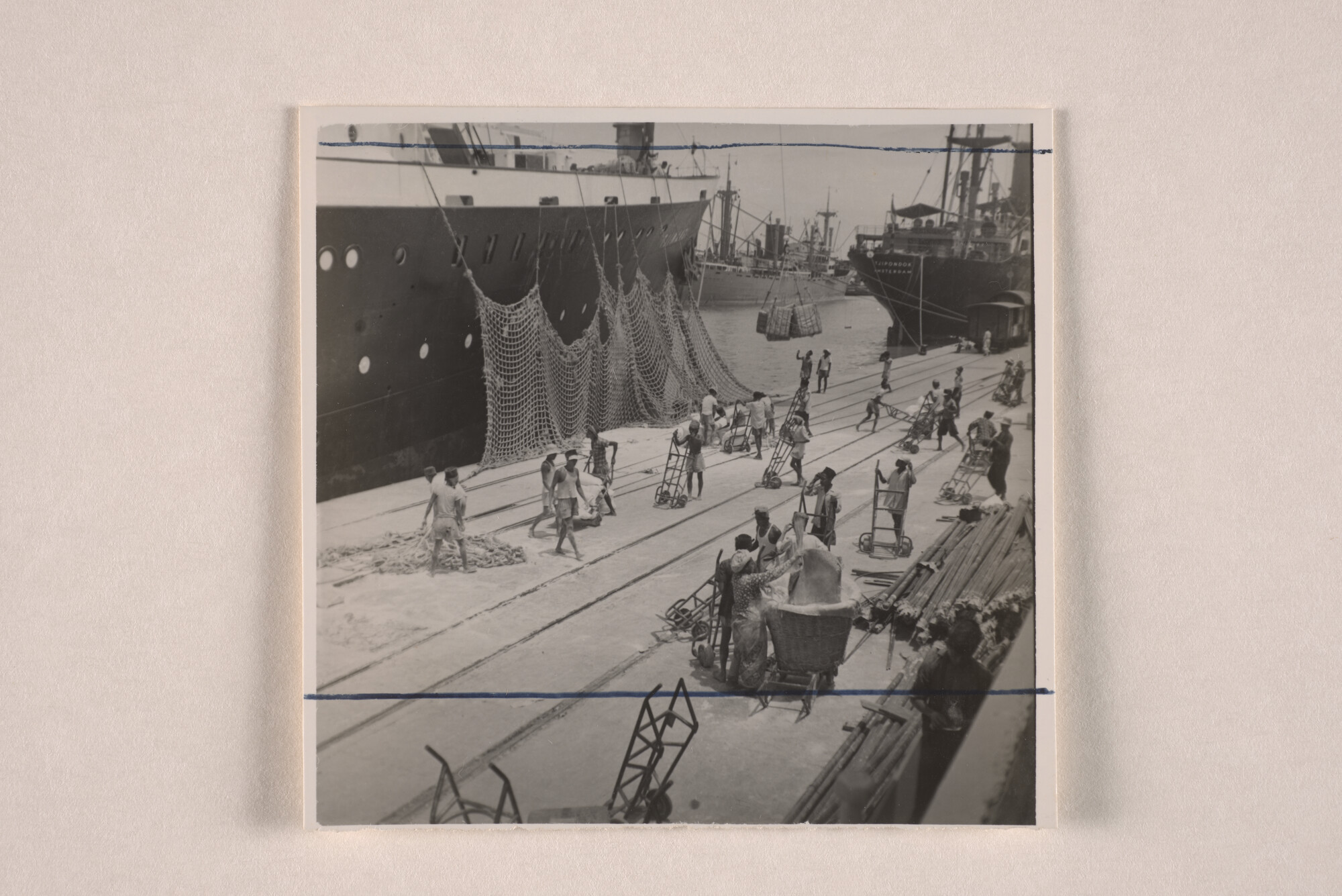 1994.5881; Havenbeelden, het lossen van het ms. Tjiwangi van de KJCPL aan (vermoedelijk) de kade van Soerabaja; fotoreportage