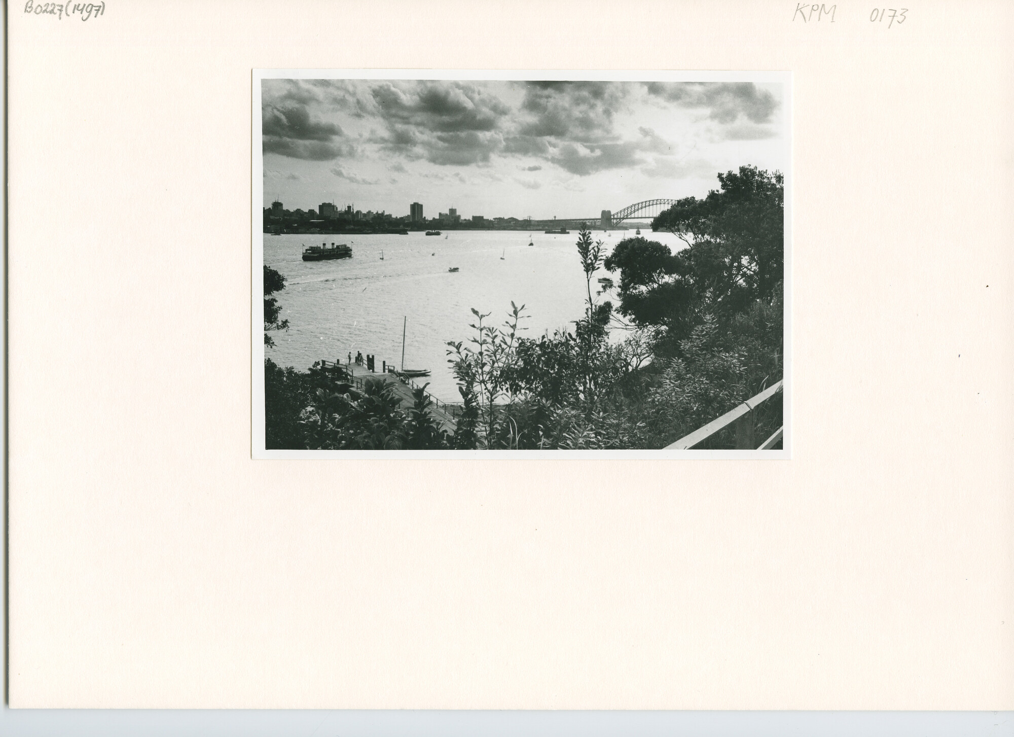 B.0227(1497); Gezicht op de haven van Sydney en de Sydney Harbour Bridge; foto