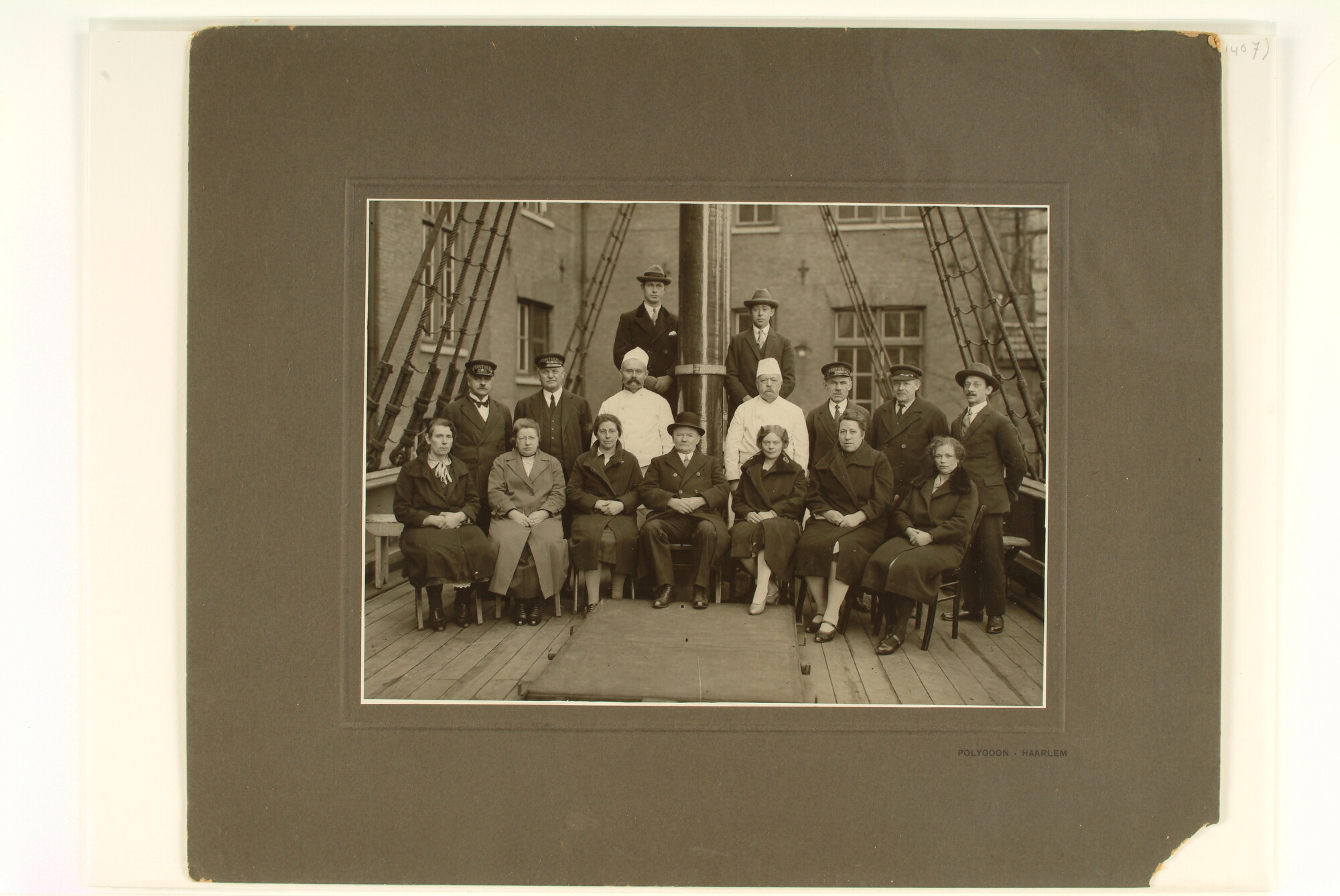 S.7143(1407); Groepsportret van personeel van de Kweekschool voor de Zeevaart te Amsterdam; foto