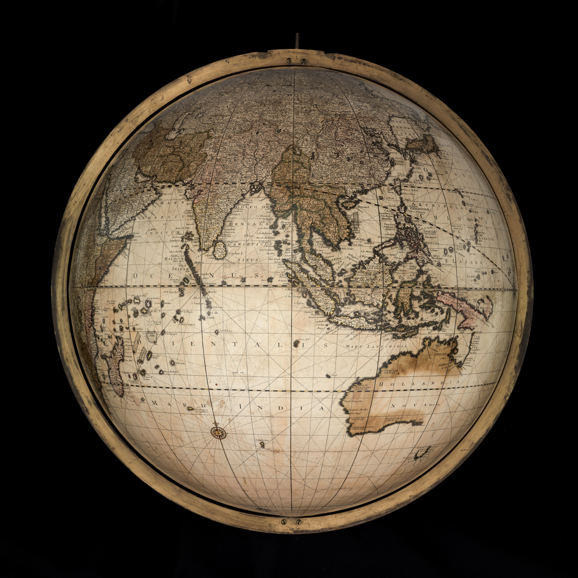 S.1766(01); Aardglobe van 62 cm. in doorsnede door Gerard en Leonard Valk, 1745; globe
