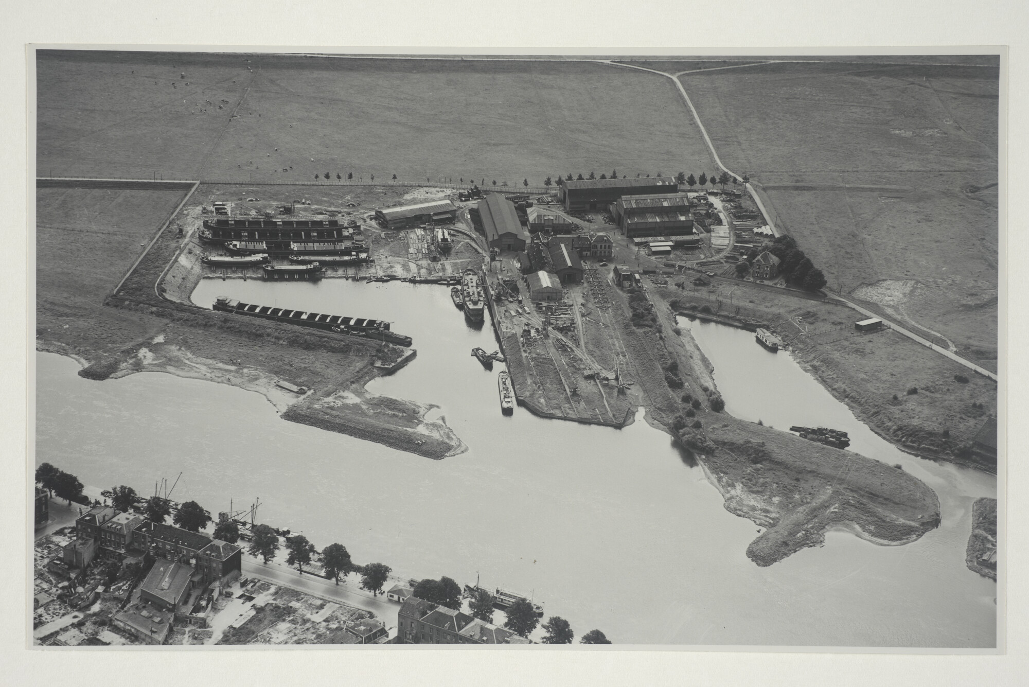 1999.3011; Luchtfoto van de werf van de ASMin 1948; foto