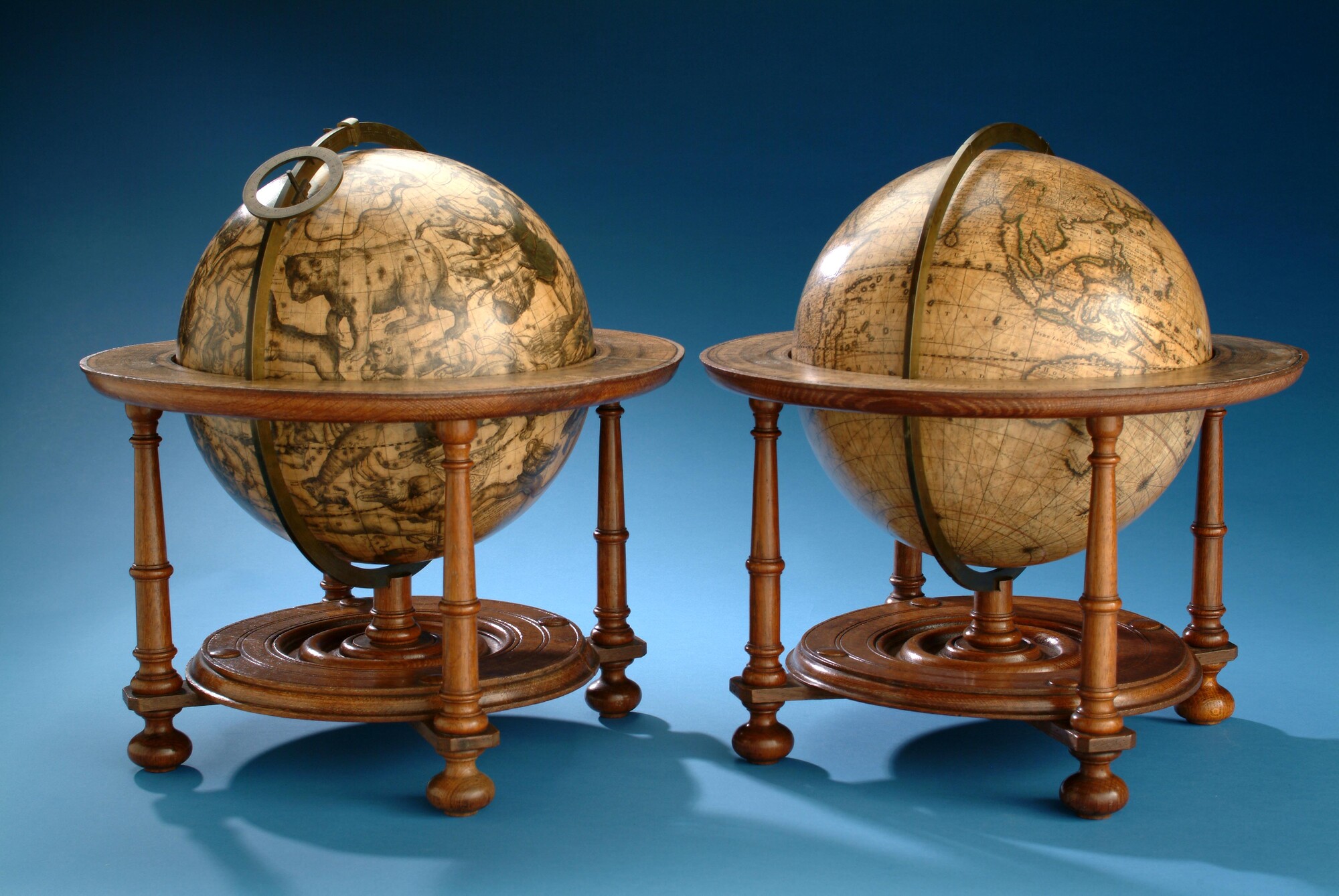 S.1985(01); Aardglobe van 31 cm. in doorsnede door Gerard en Leonard Valk, 1750; globe
