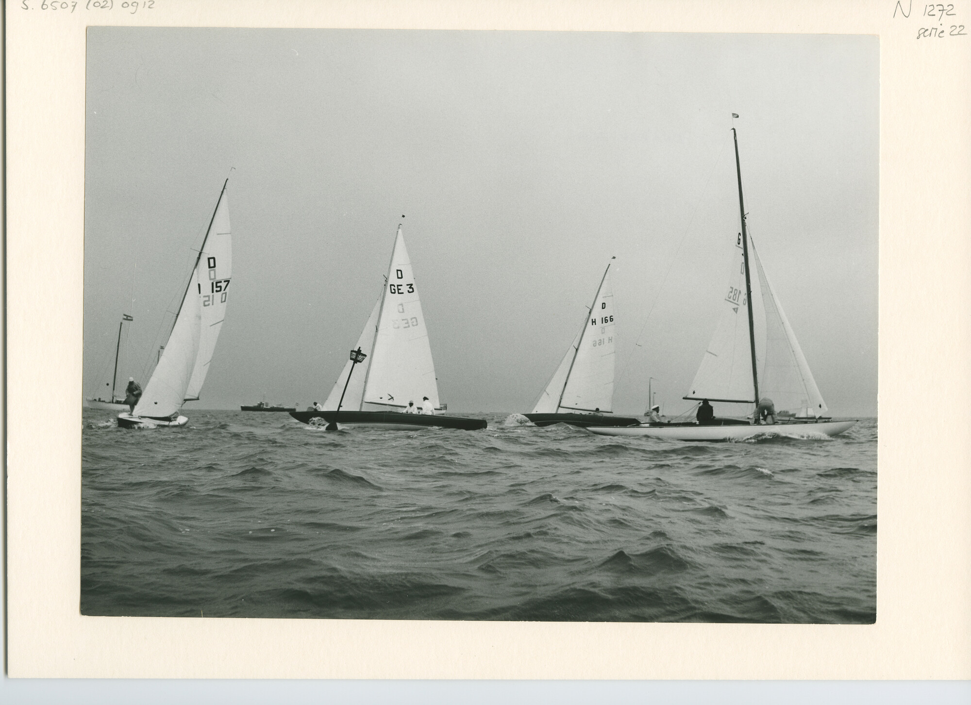 S.6507(02)0912.05; Zwart-wit foto van Draken op het IJsselmeer voor Muiden zeilende om de Internationale Dragon Gold Cup; foto