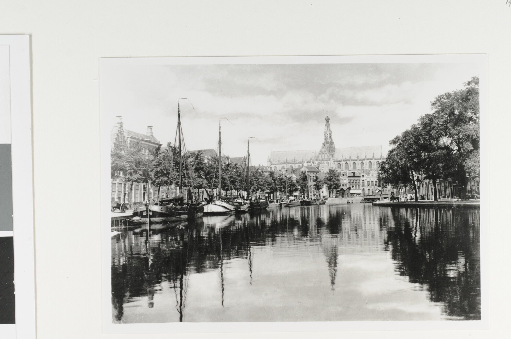1992.1448; Haarlem. Spaarne met op de achtergrond de Grote of St. Bavokerk; foto