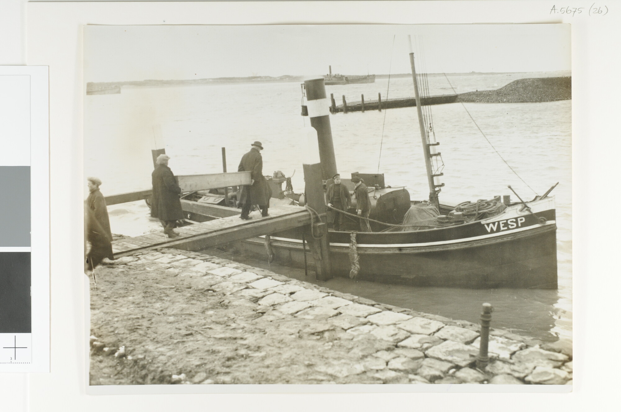 A.5675(26); Een lijkkist wordt aan boord gebracht van de stoom-loodsen-afhaalboot 'Wesp'; foto