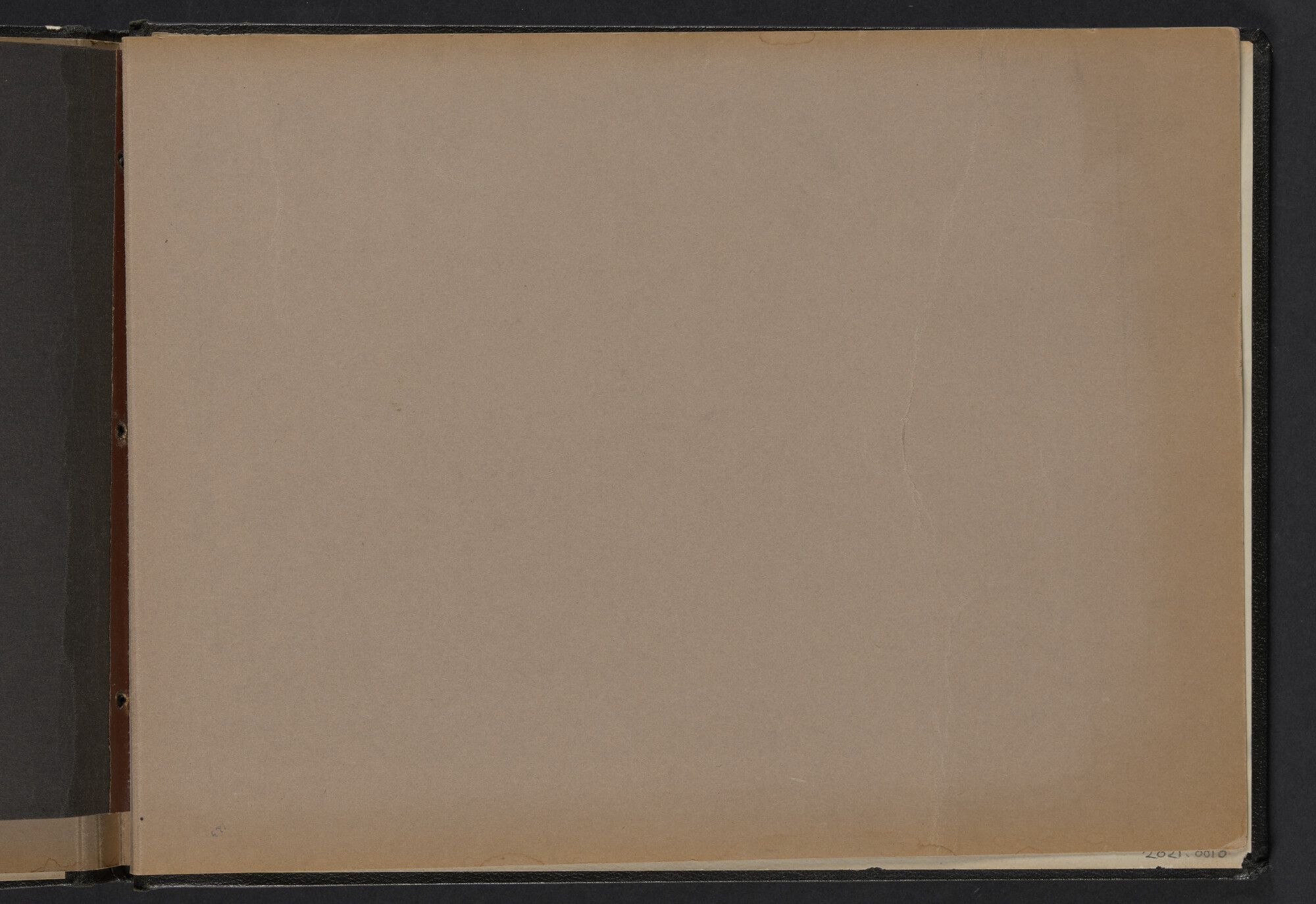 2021.0010; Fotoalbum van Joost Ossewaarde, radiotelegrafist, van reizen op diverse schepen van 1953 t/m 1958; fotoalbum
