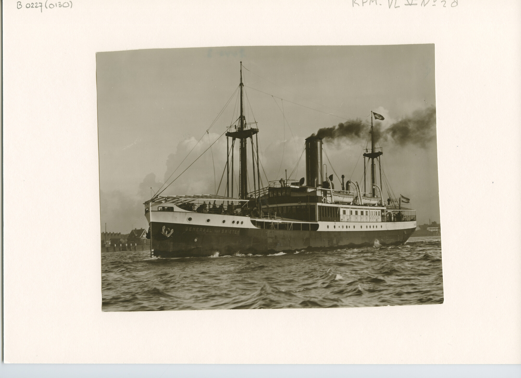 B.0227(0130); Foto van ss. Generaal van Swieten bij het vertrek naar Nederlands Indië; foto